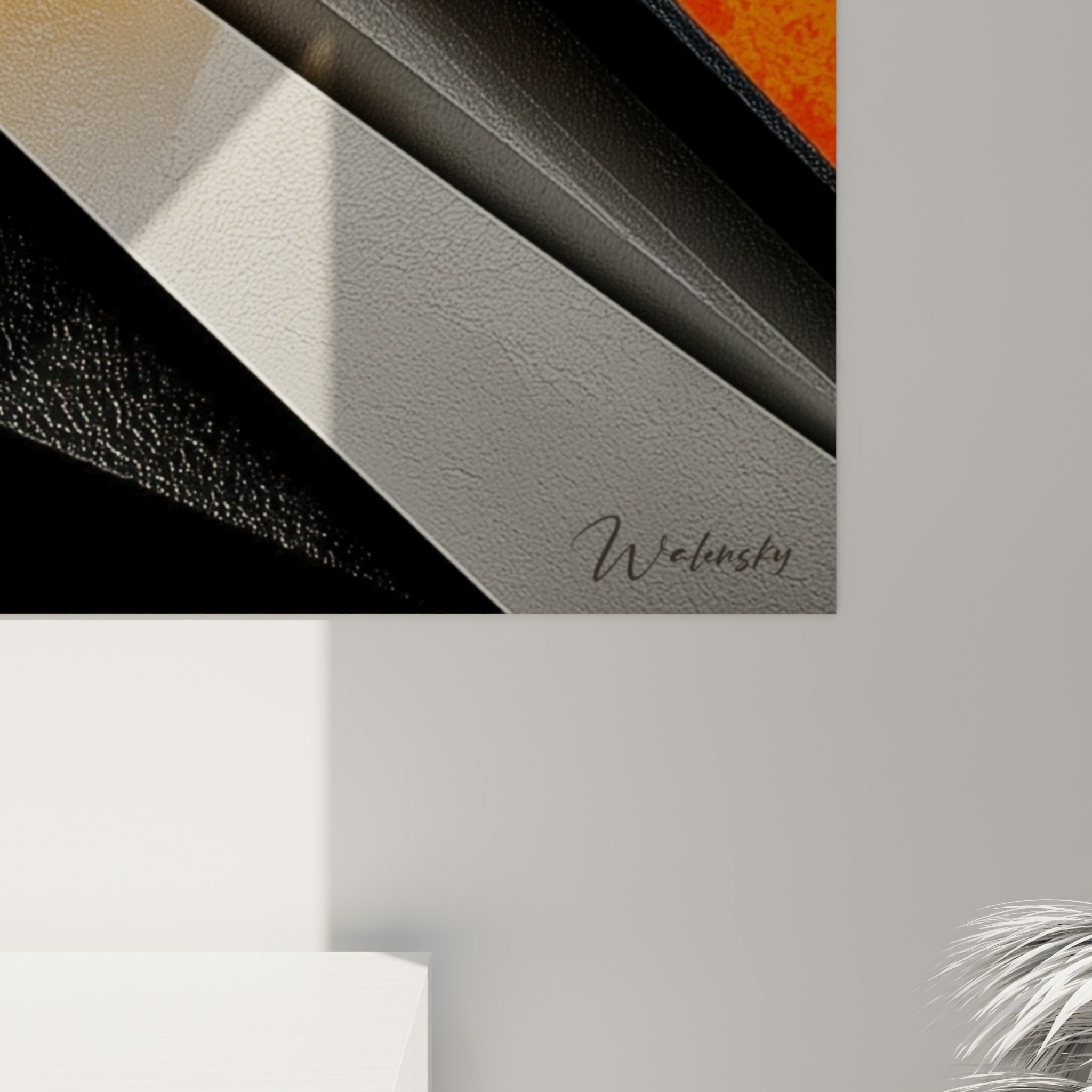 Reflets métalliques et éclaboussures dorées sur la surface glacée de ce tableau géométrique abstrait orange et anthracite