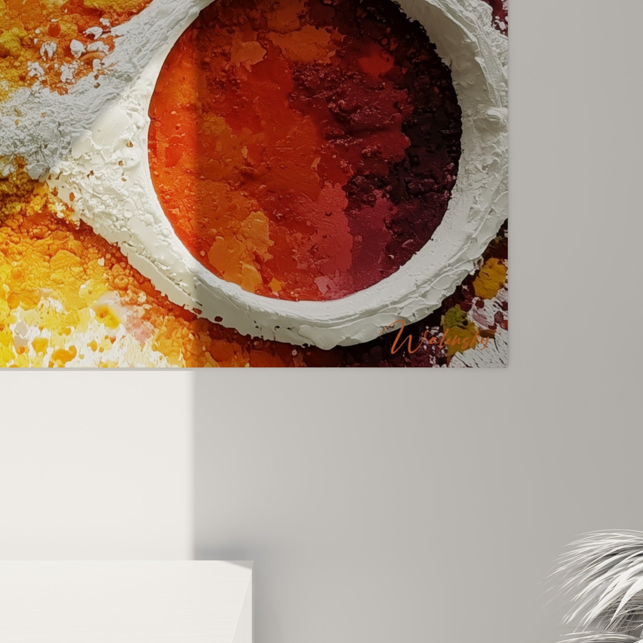 Matière granuleuse et empâtements blancs révélant les nuances jaune ocre et orange brûlé du tableau