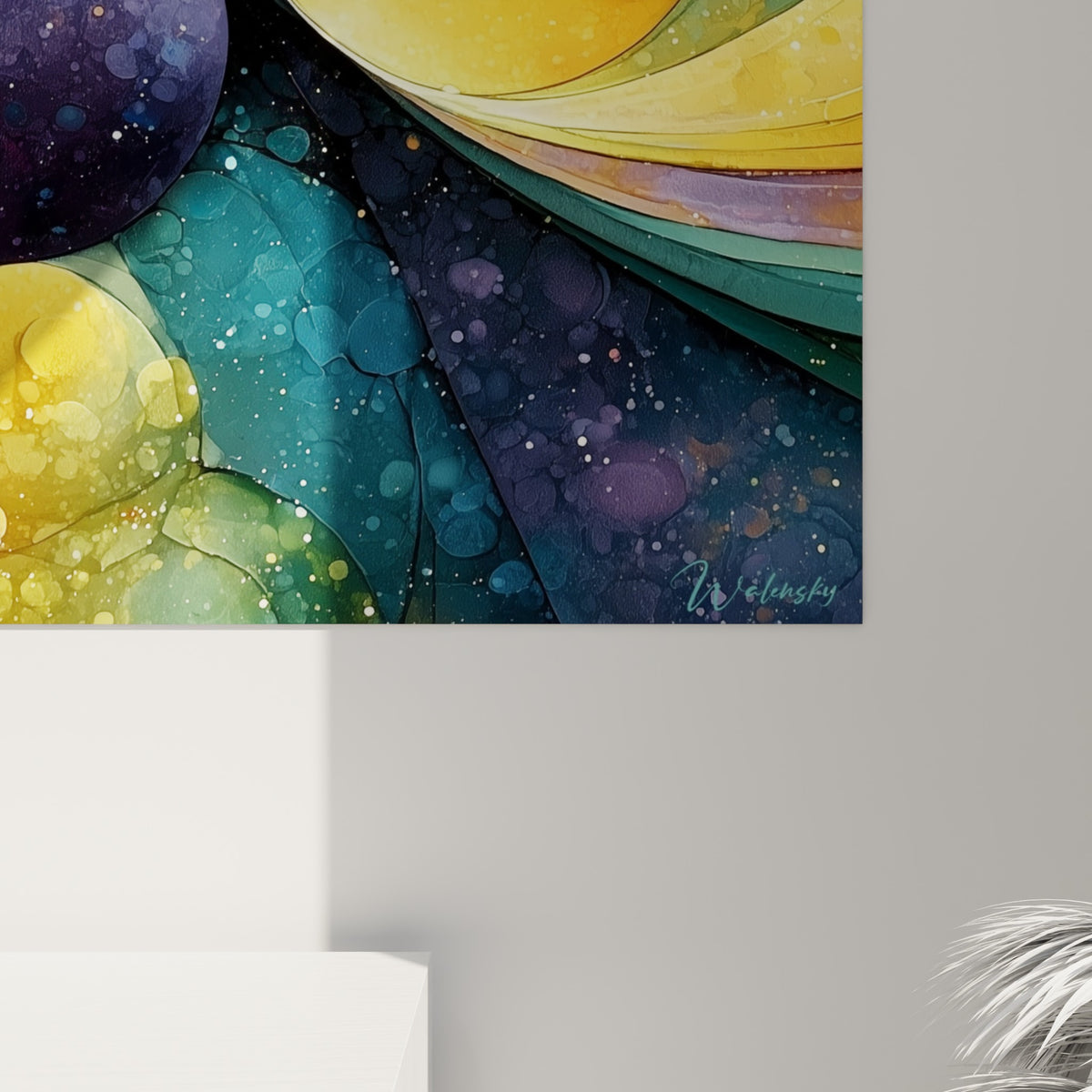 Grain scintillant et coulures dorées visibles de près sur ce tableau géométrique abstrait aux teintes violettes