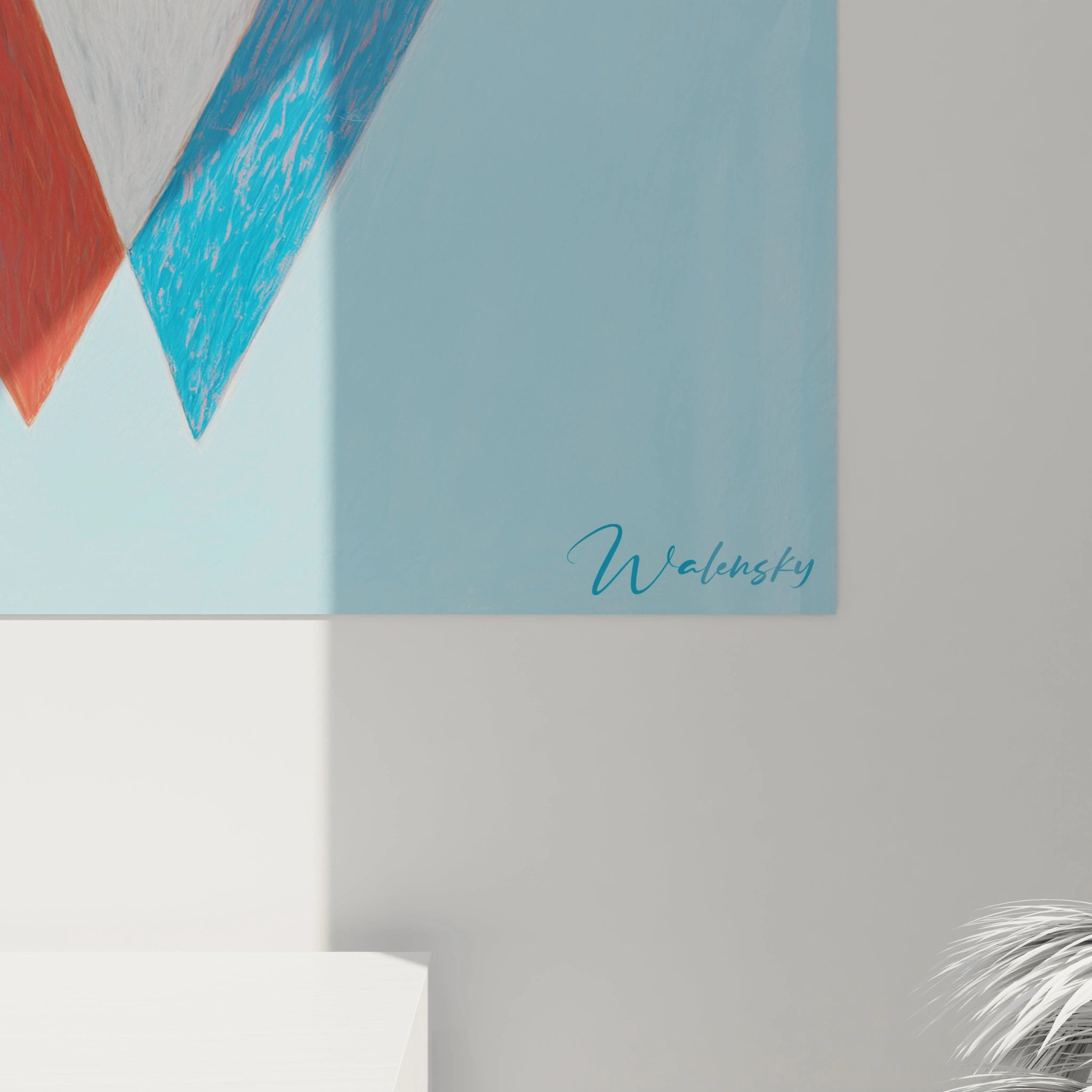 tableau géométrique d’art mural Walensky bleu clair avec triangles rouge et turquoise et signature visible