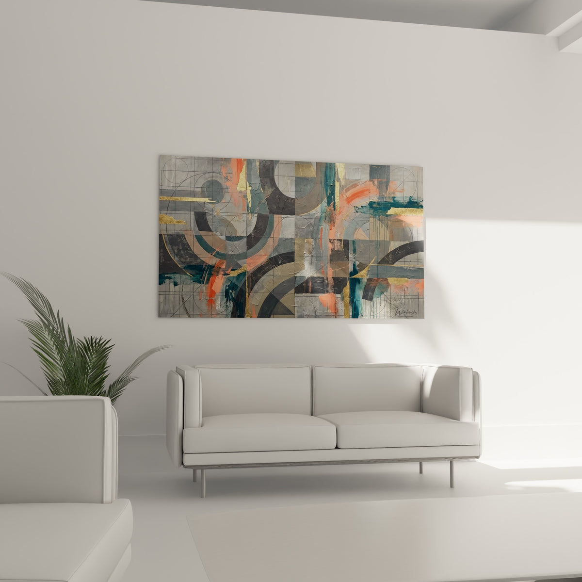 Arcs entrelacés gris et corail rehaussés d'or, disposés au-dessus d'un canapé dans un salon lumineux