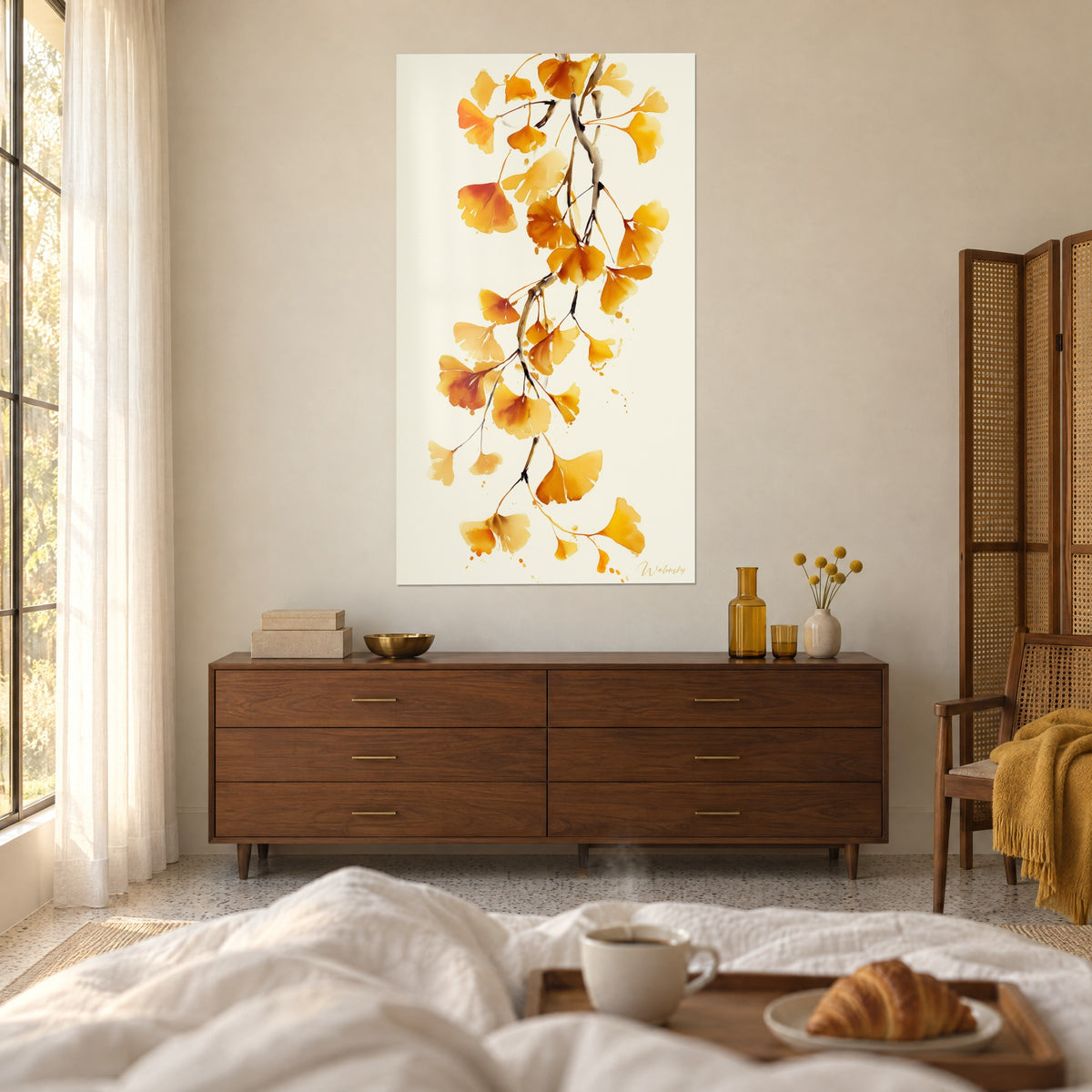 Schilderij safraan- en barnsteenkleurige ginkgo-waaierbladeren op crème achtergrond, houten ladekast en wit bed, boven een bed in een lichte slaapkamer