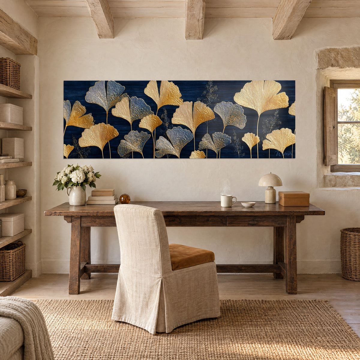 Quadro con fogliame prezioso blu notte e oro, bagliori dorati tra gli steli, di fronte a una scrivania in legno grezzo e a una sedia
