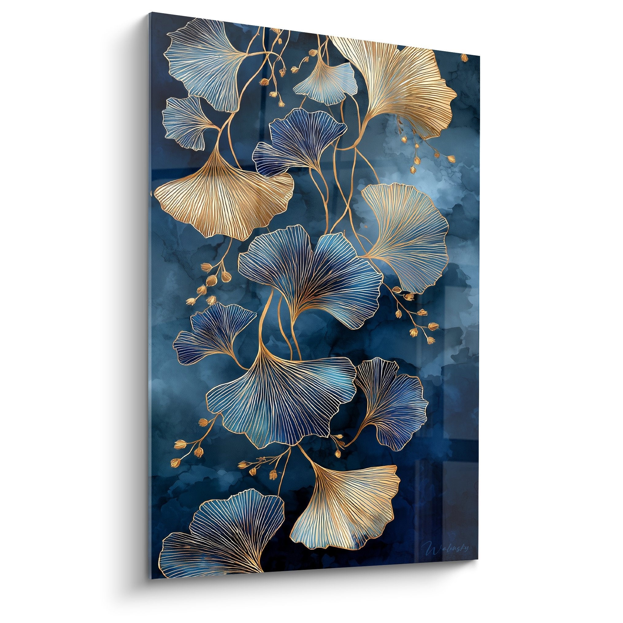 Wandbild mit goldenen und blauen Ginkgoblättern auf marineblauem Aquarellhintergrund für moderne Dekoration