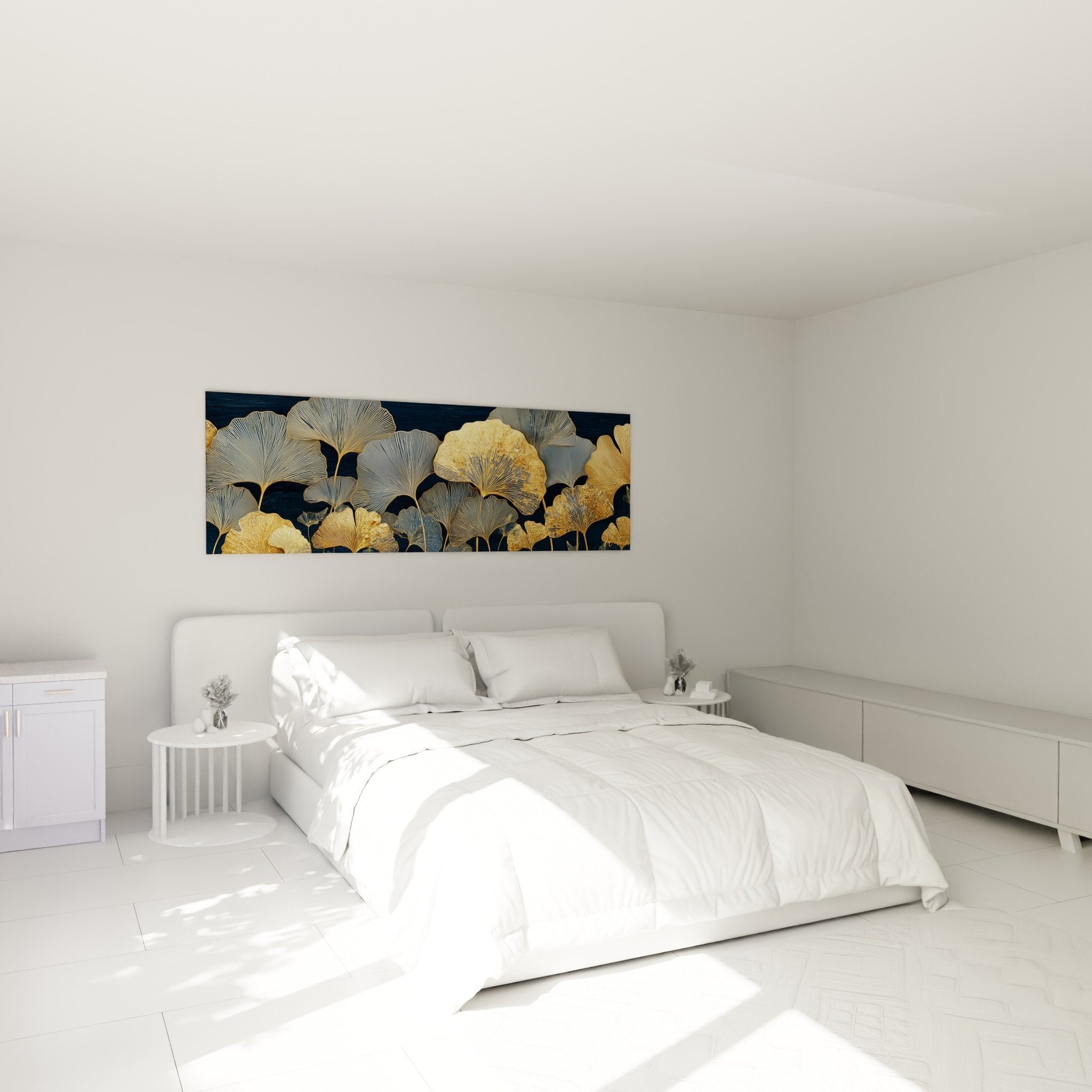 Tableau Ginkgo doré bleu marine accroché au-dessus d'un lit dans chambre contemporaine élégante