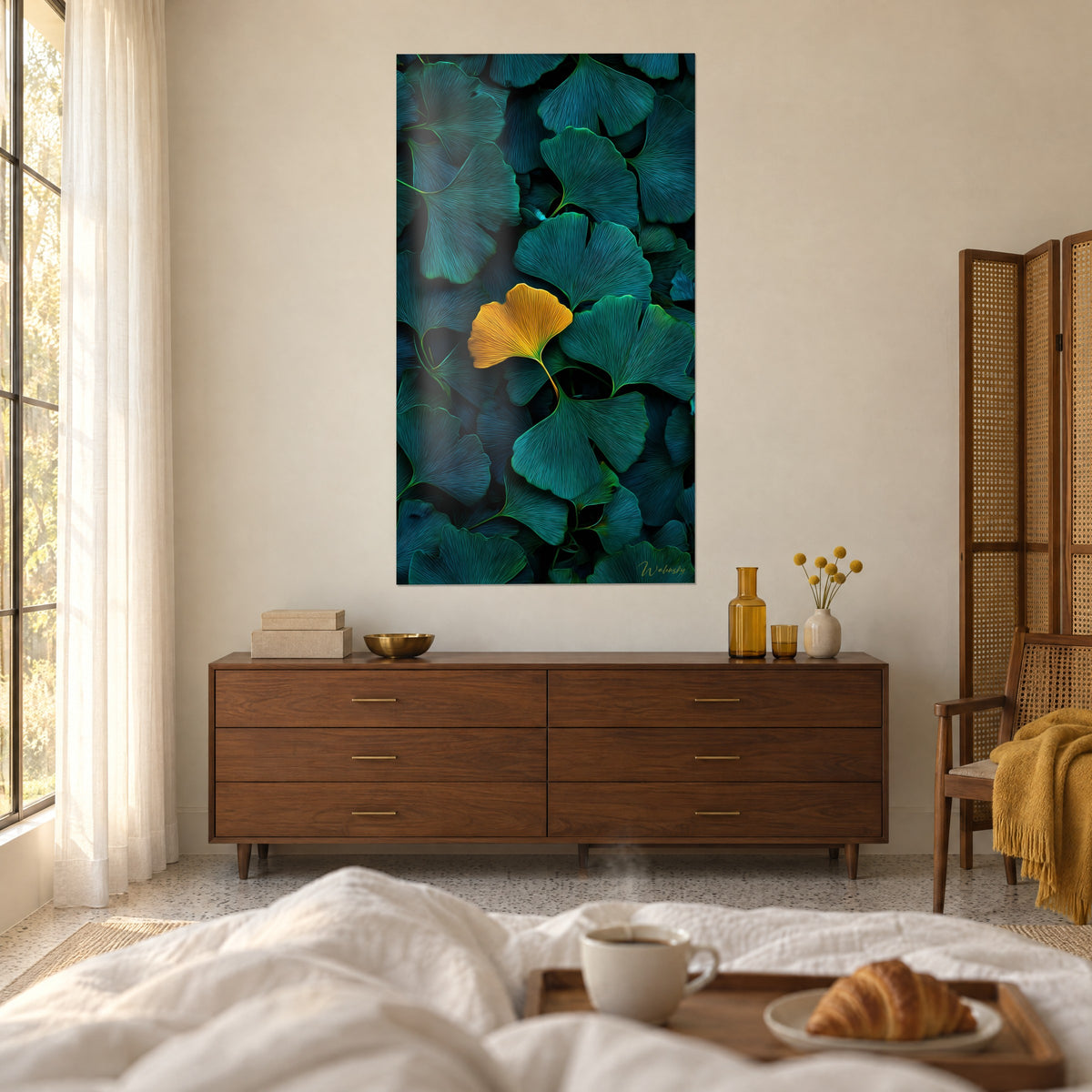 Quadro ginkgo giallo oro circondato da foglie verde abete e blu petrolio, nervature luminose, sopra un letto in una camera luminosa