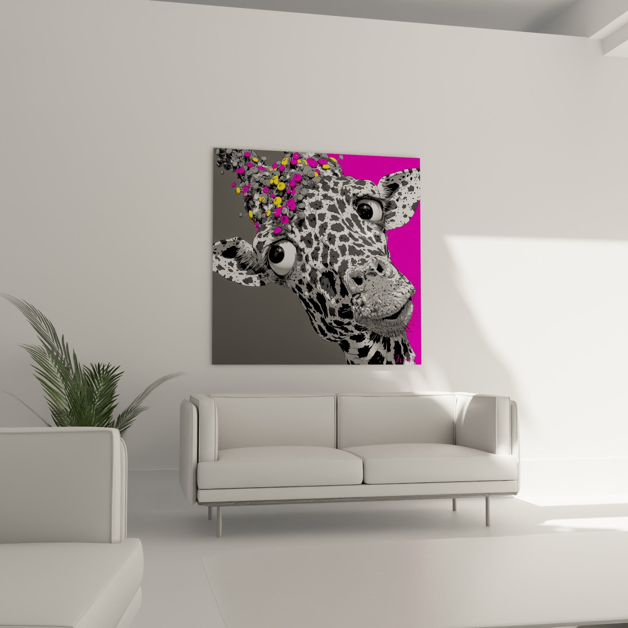Tête de girafe grise aux cornes jaunes et magenta, fond fuchsia, au-dessus d'un canapé dans un salon lumineux
