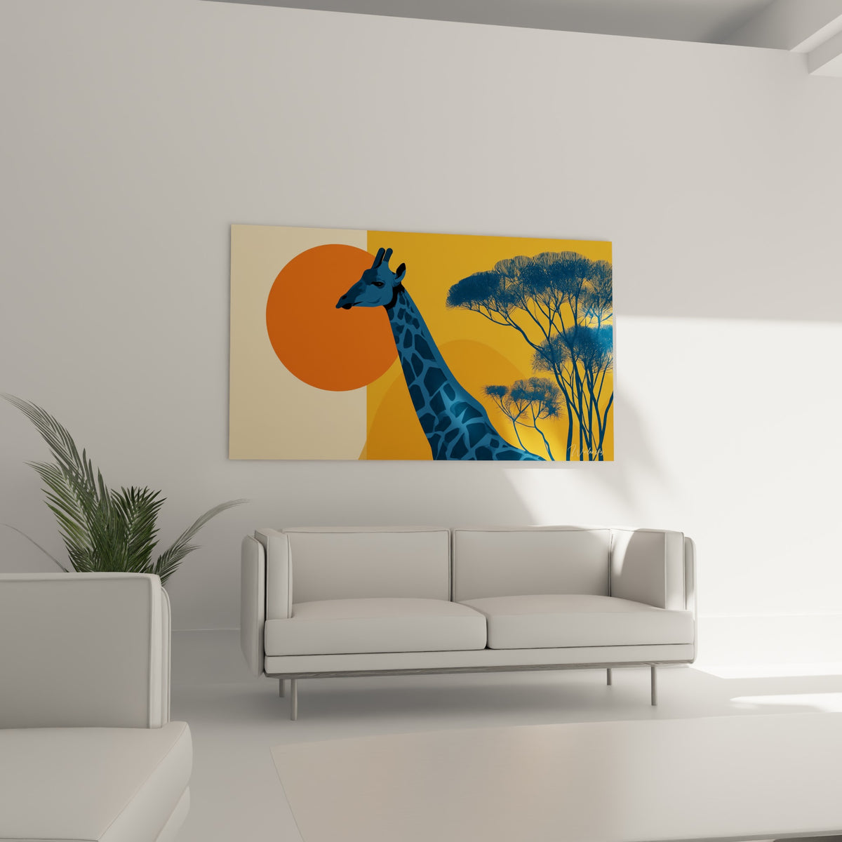 Tête de girafe bleu marine tournée vers un soleil ocre, tableau au-dessus d'un canapé dans un salon lumineux