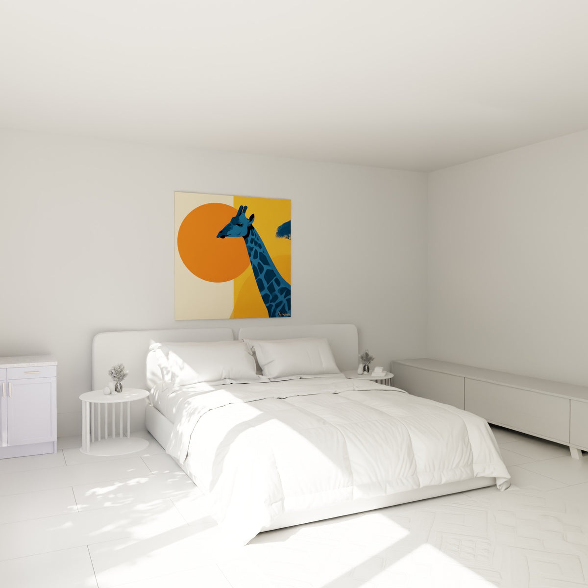 Silhouette de girafe bleu nuit et soleil orange accrochée au-dessus d'un lit dans une chambre claire