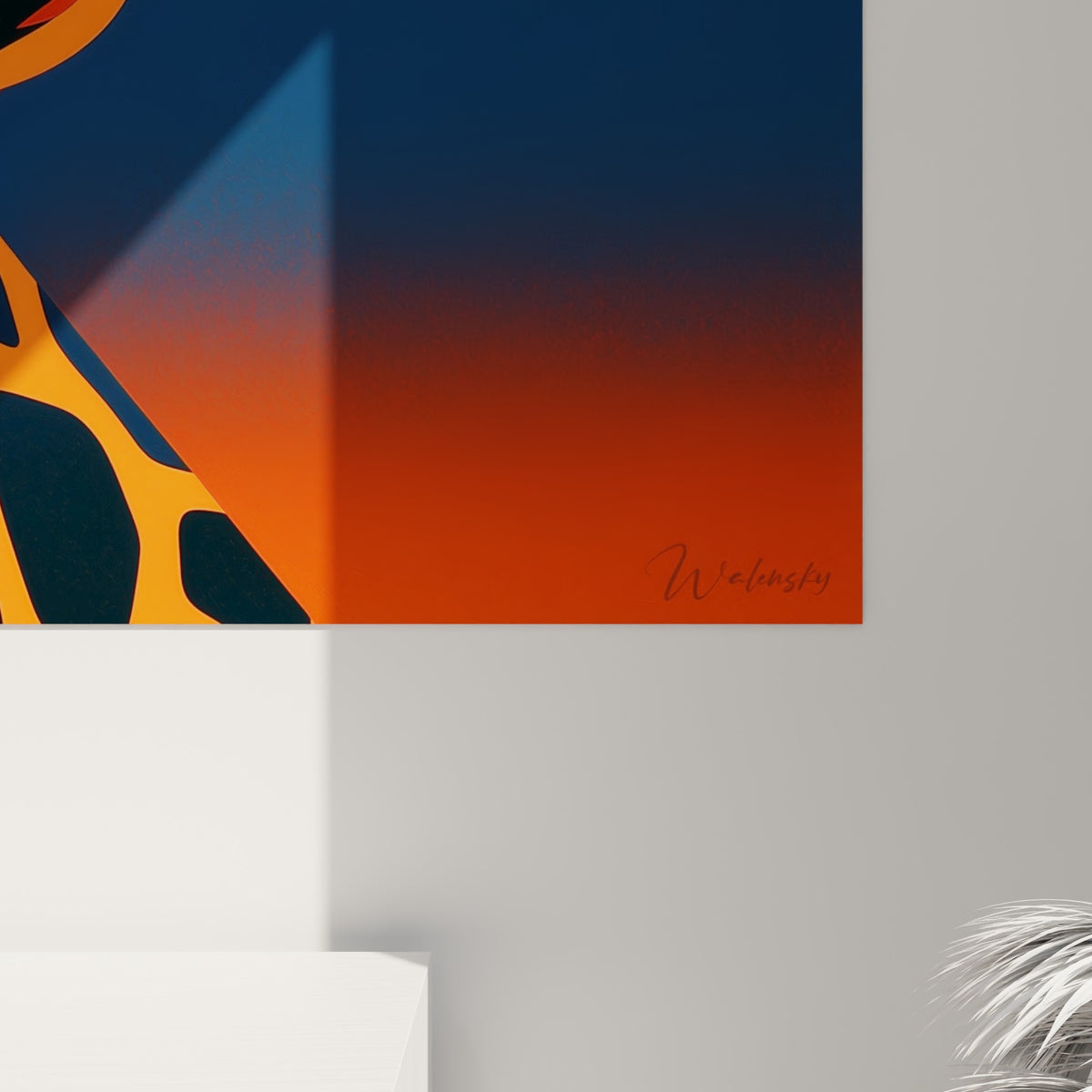 Empâtements nets des taches orange et bleu marine visibles en gros plan sur la toile accrochée