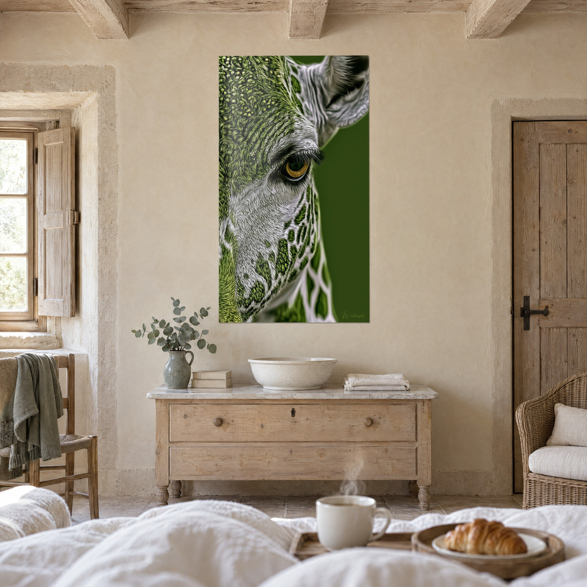 Tableau tête de girafe vert prairie et argent, iris doré fixe, au-dessus d'un lit dans une chambre claire