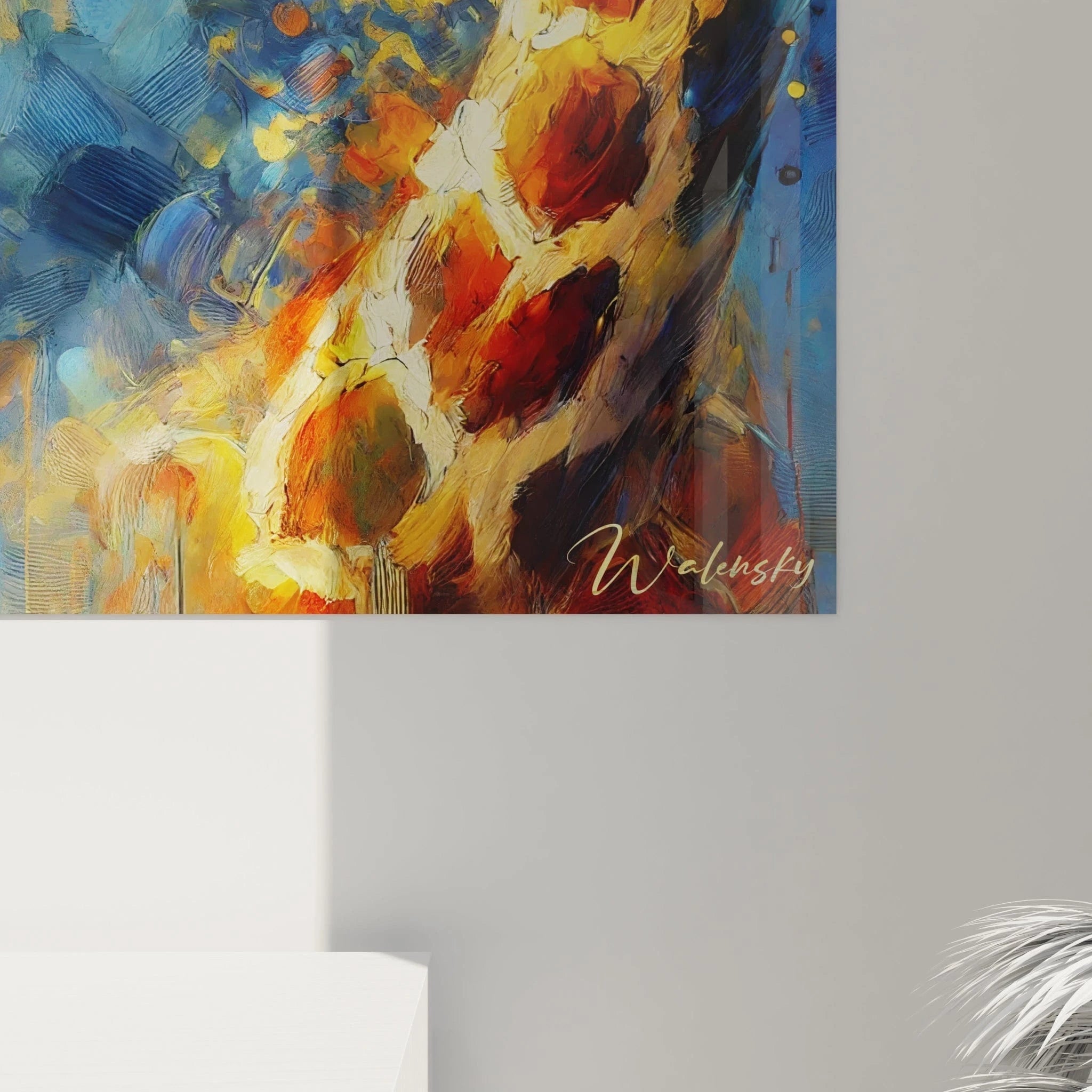 vue rapprochée d’un tableau girafe révélant des détails subtils des textures du style semi-abstrait et des couleurs dorées et bleues rappelant la grandeur et la sérénité de la nature sauvage