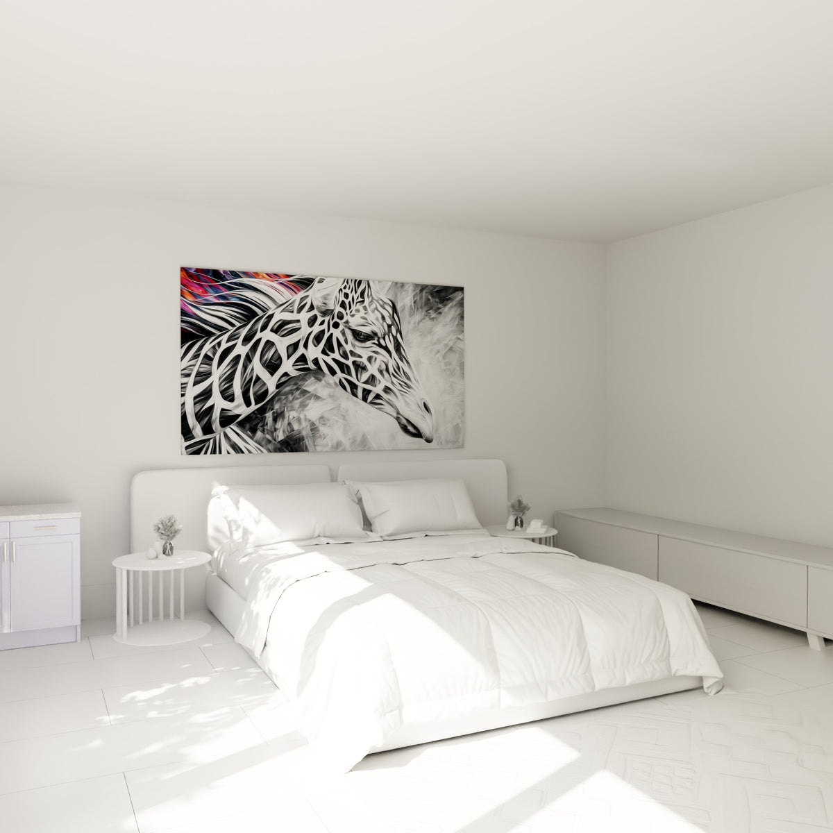 Tête de girafe graphique noir et blanc, reflets colorés, accrochée au-dessus d'un lit dans une chambre claire