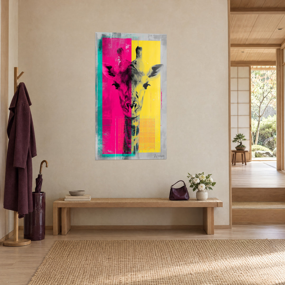 Schilderij portret van een giraf in twee gedeeld, magenta links en geel rechts, turquoise rand, beige muur naast een bank van licht hout