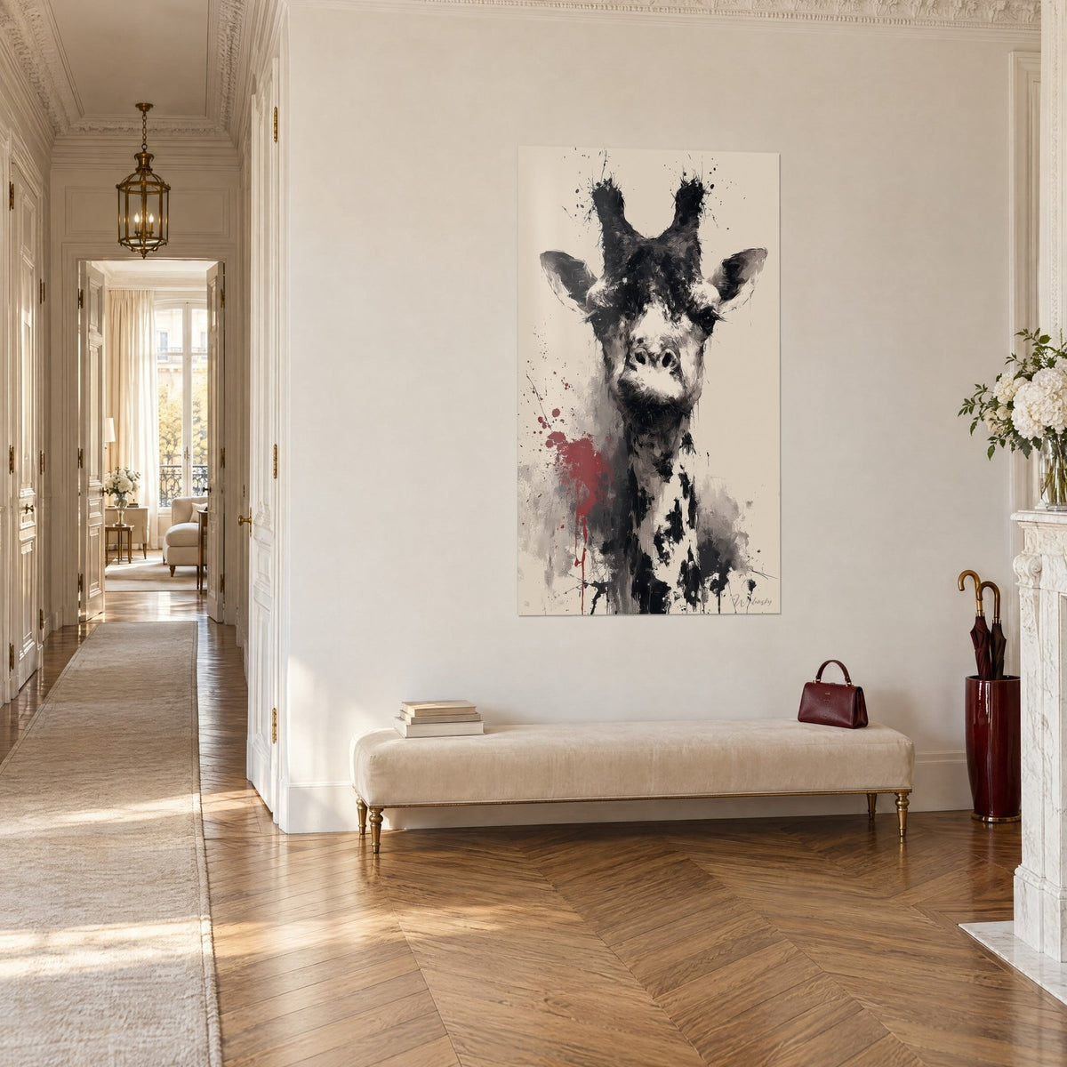 Gemälde frontales Porträt einer Giraffe, mit Schwarz bespritzte Ossikone, scharlachrote Spritzer am unteren Hals, Haussmann-Flur in Perspektive