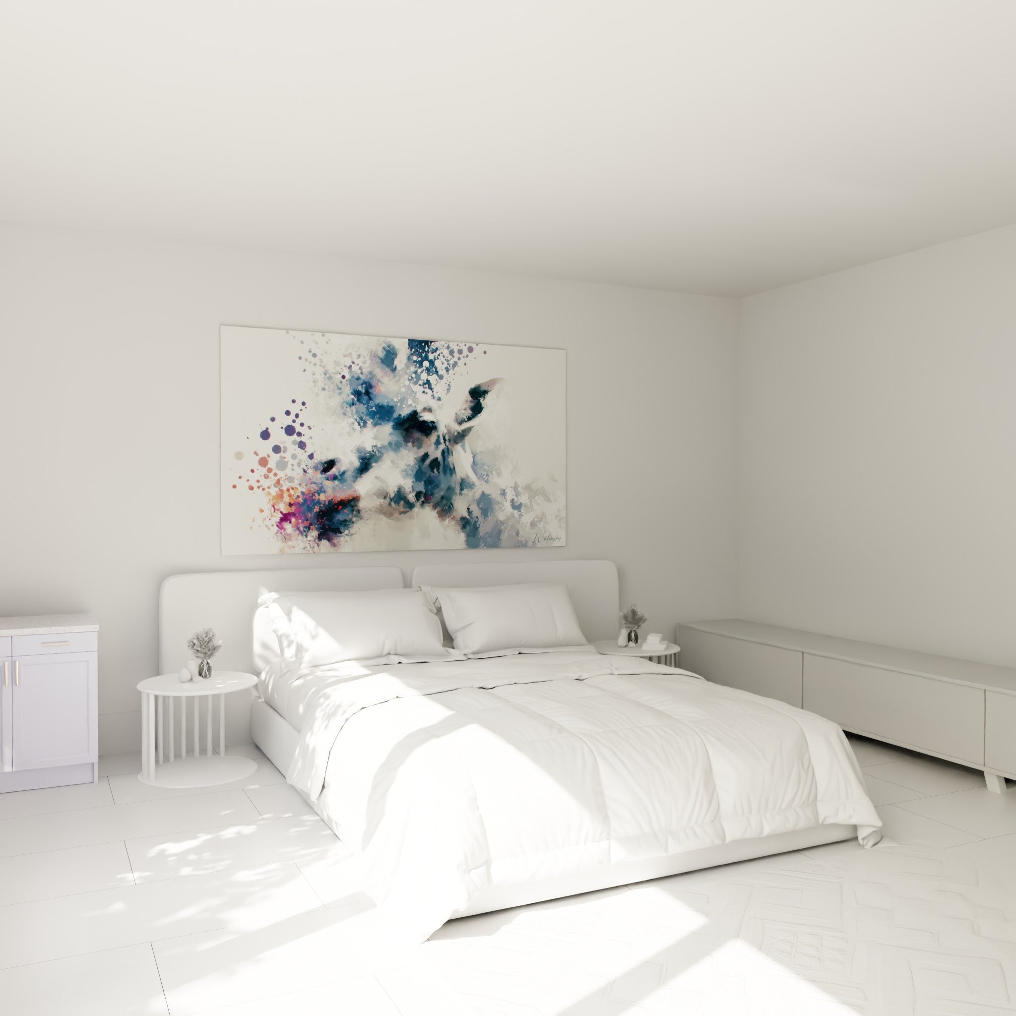 Museau de girafe traversé de touches violettes et corail, accroché au-dessus d'un lit dans une chambre claire