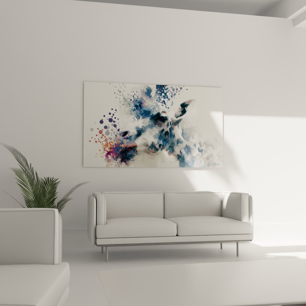 Tête de girafe dispersée en pigments bleu marine et corail, au-dessus d'un canapé dans un salon lumineux