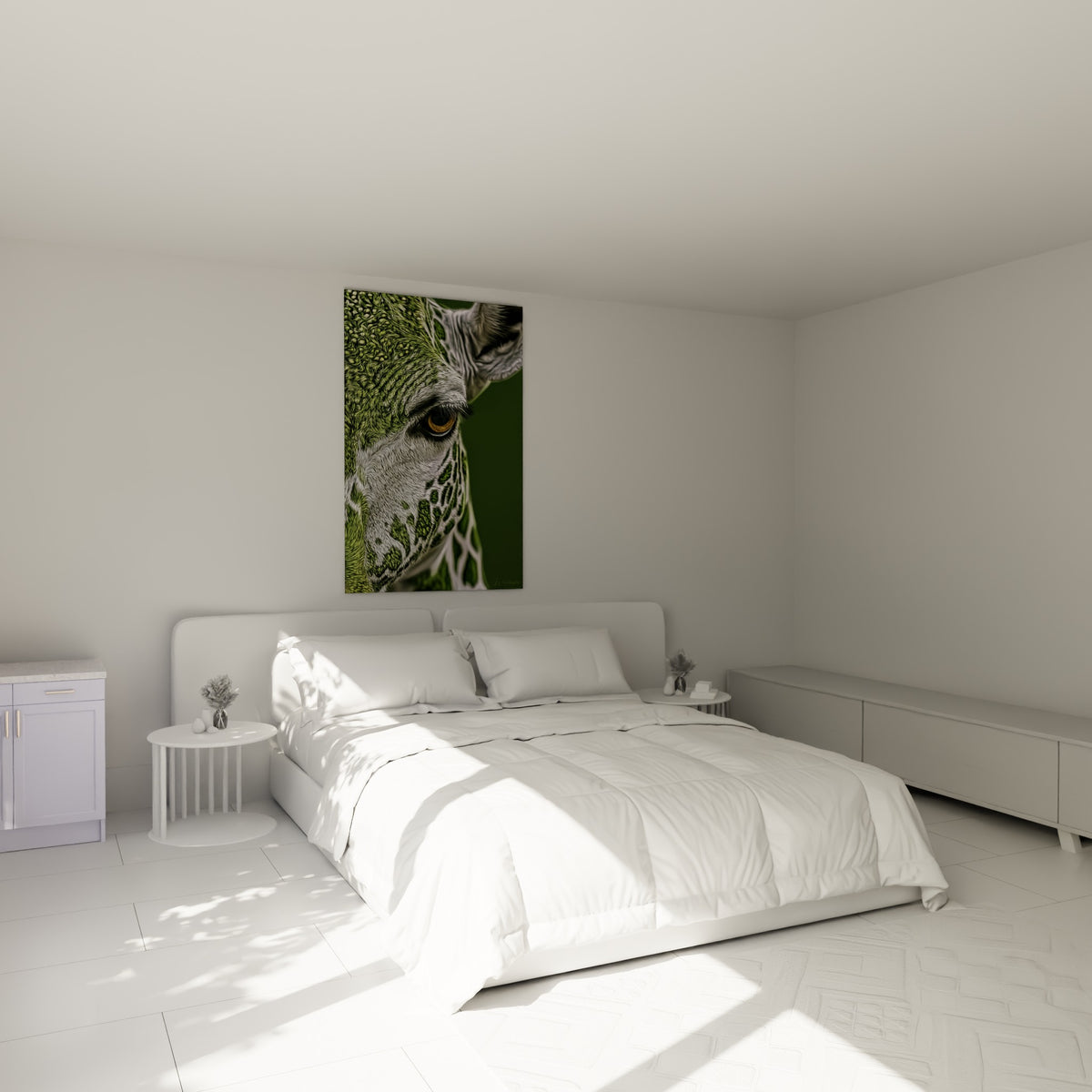Œil doré de girafe sur peau vert sauge texturée, accrochée au-dessus d'un lit dans une chambre claire
