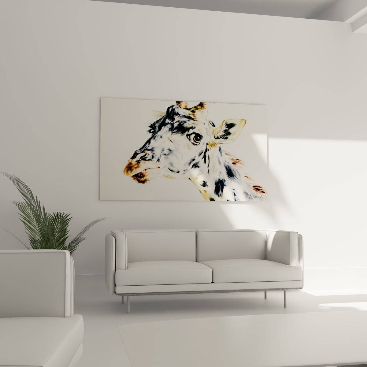 Œil expressif et pelage tacheté noir blanc de la girafe suspendue au-dessus d'un canapé dans un salon lumineux