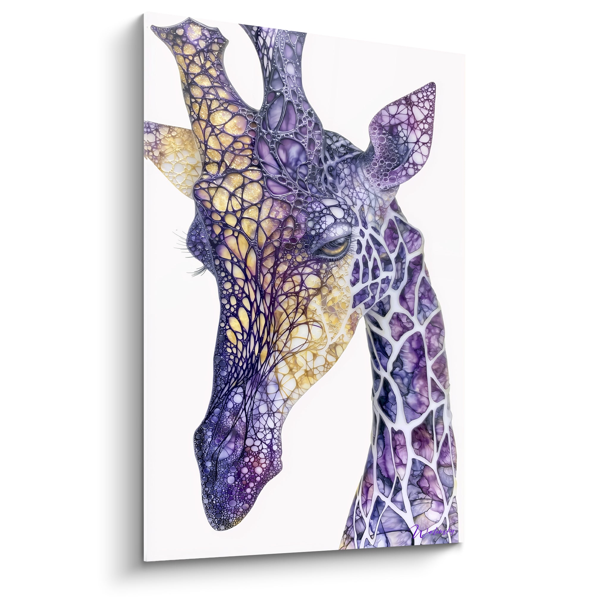 Girafe violette et dorée à la tête inclinée, motifs cellulaires façon vitrail sur fond blanc