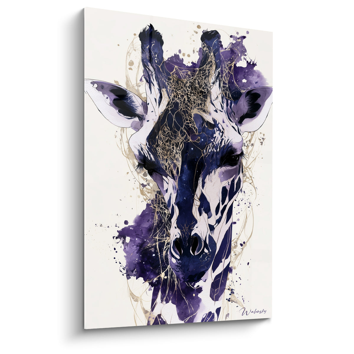 Girafe violette et blanche au regard intense, motifs dorés filiformes sur fond ivoire épuré