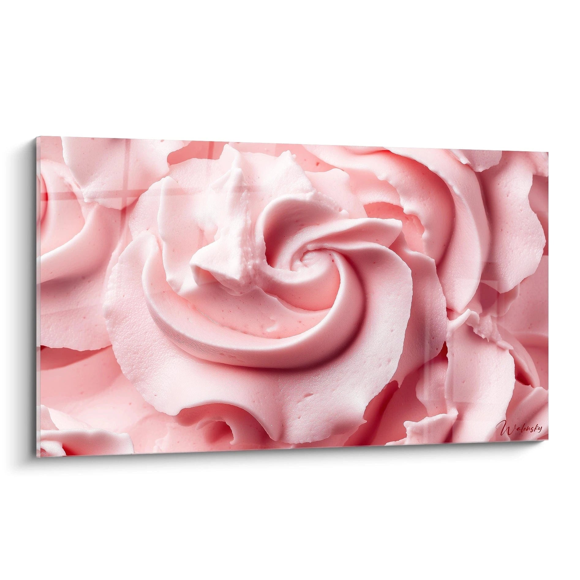 Un tableau glace représentant des volutes épaisses et tourbillonnantes en rose pastel et blanc, avec une texture lisse et crémeuse, accentuée par des reflets argentés et des reliefs subtils.