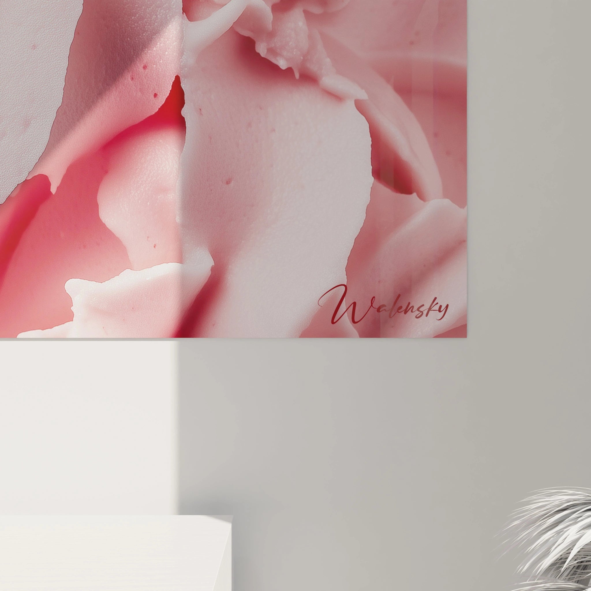 Un tableau glace composé de couches épaisses de peinture aux teintes rose et blanc, créant des spirales texturées avec des variations de brillance et des reflets argentés soulignant le volume.