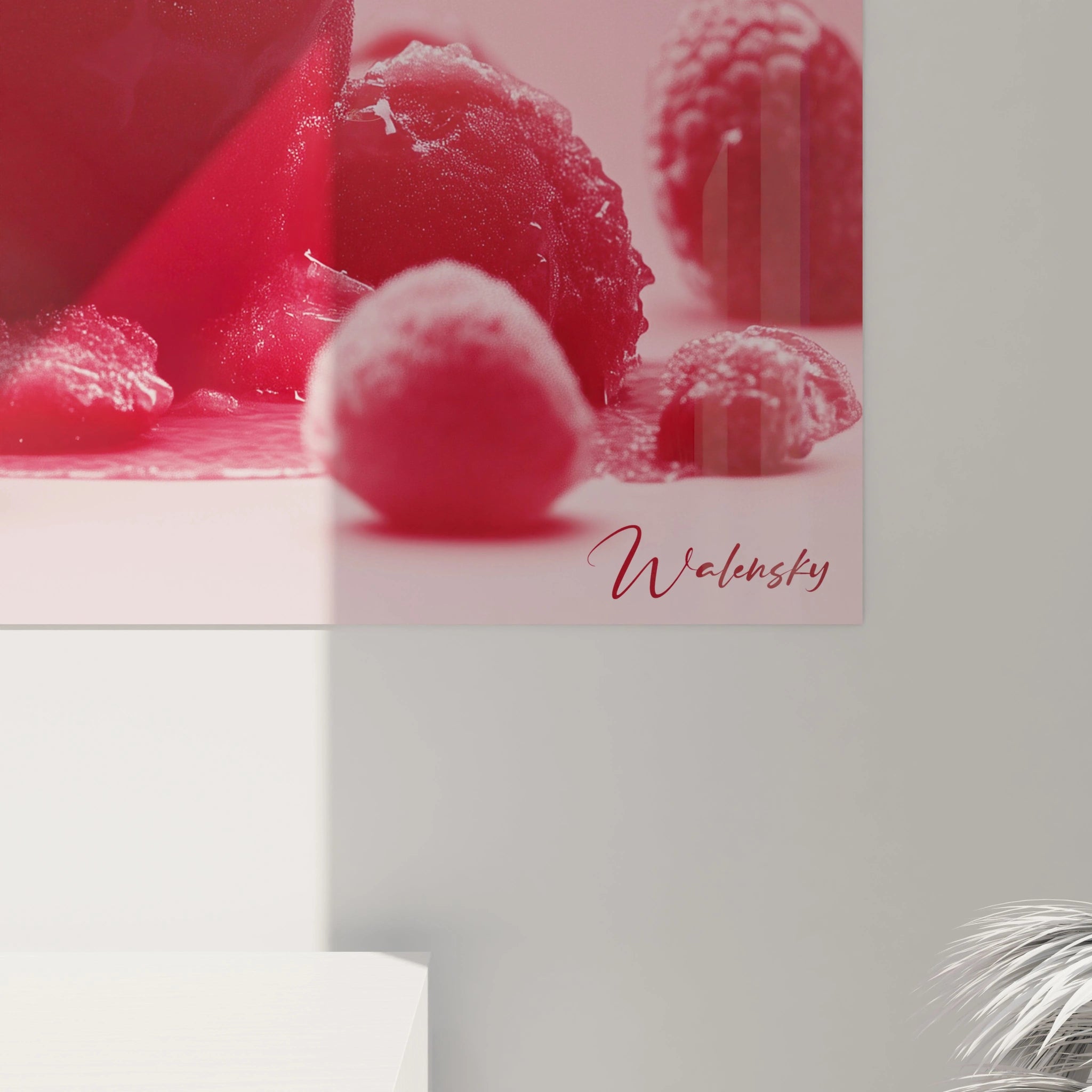 Un tableau glace mettant en avant un sorbet rouge texturé, partiellement fondu, entouré de framboises givrées. Le contraste entre le fond rose doux et les détails lumineux accentue la profondeur de l’image.