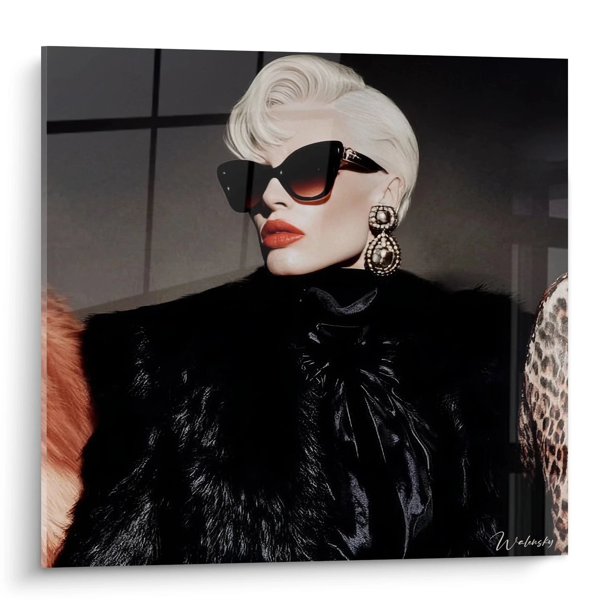 Tableau glamour noir de Walensky avec femme élégante en lunettes de soleil et vêtements luxueux