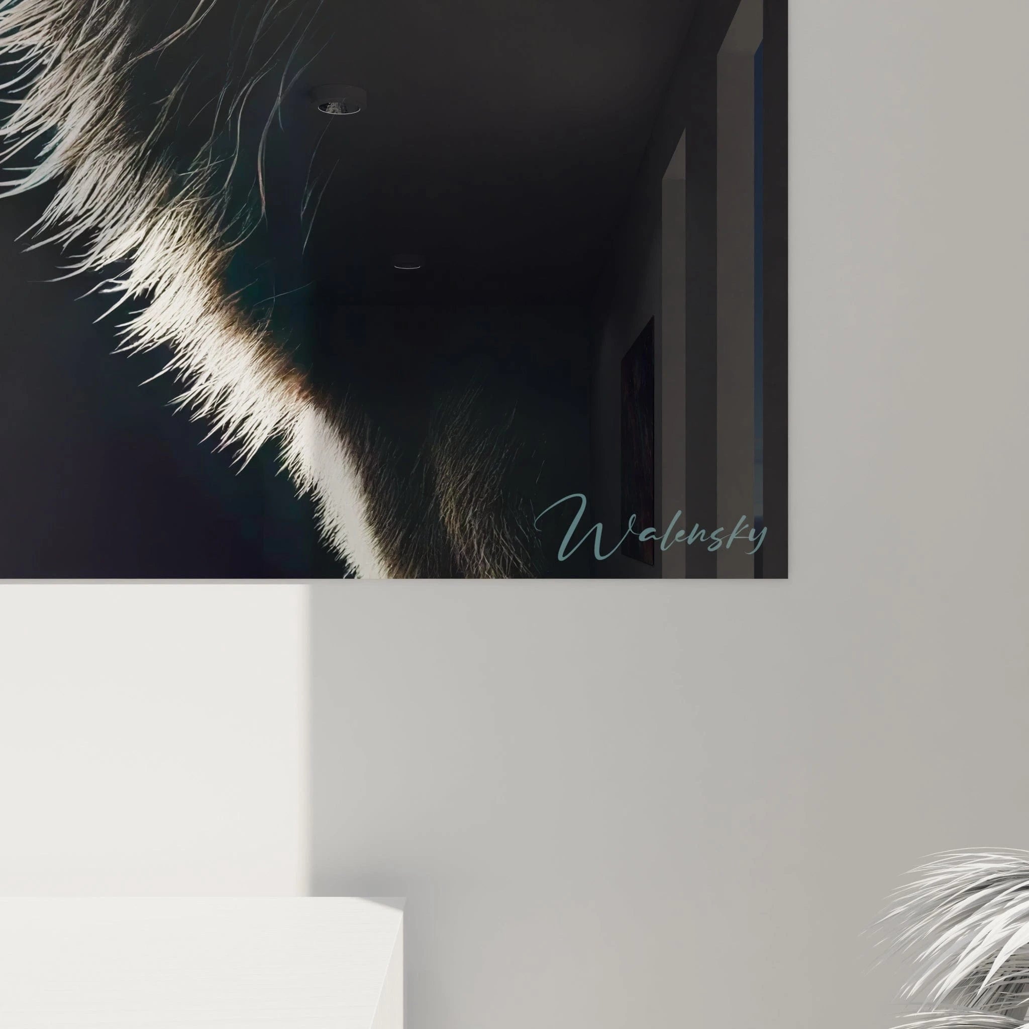 tableau cerf en gros plan revelant la texture du pelage eclaire par une lumiere argentee qui contraste magnifiquement avec le noir intense du fond