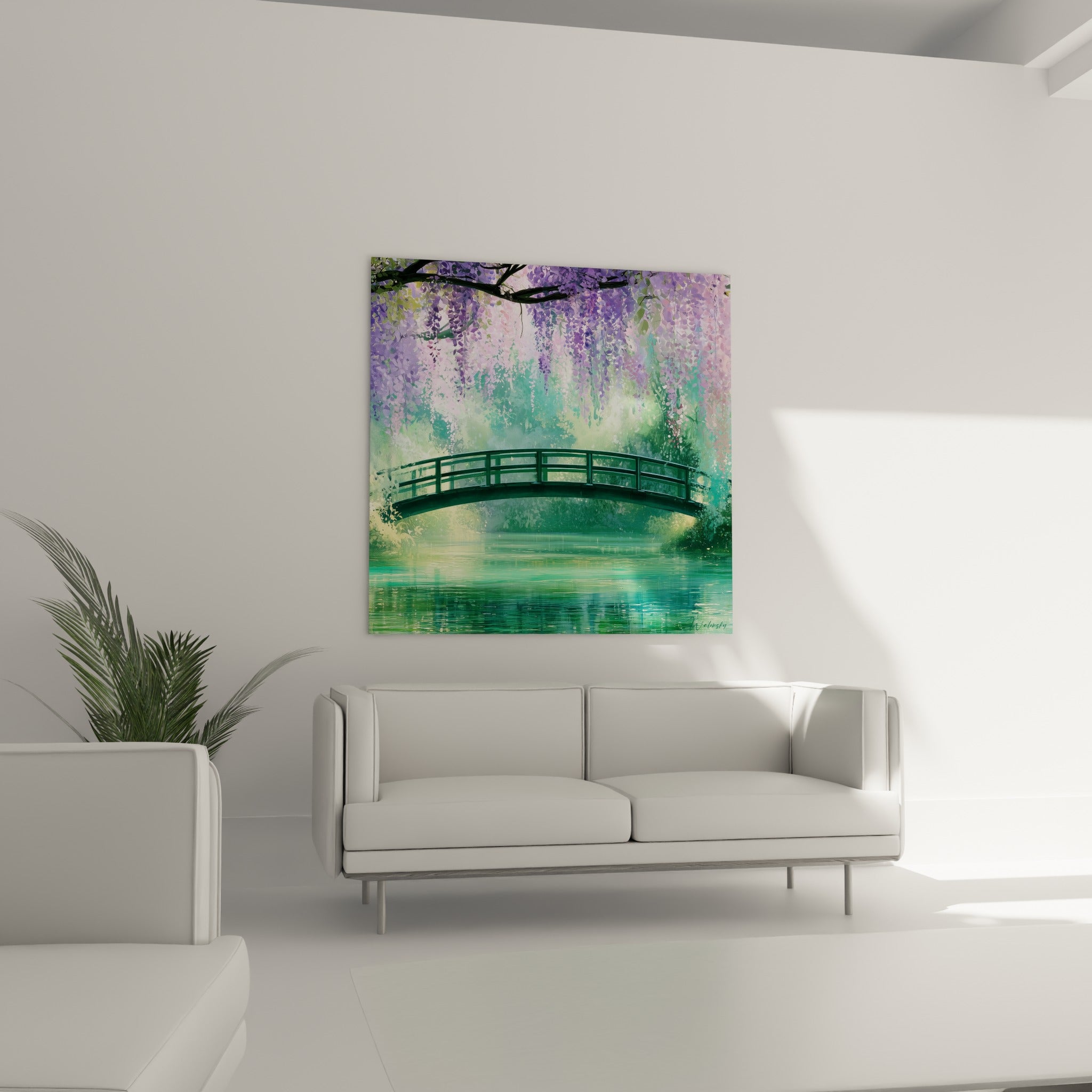 Cascade florale mauve et pont turquoise peints en camaïeu doux, au-dessus d'un canapé dans un salon lumineux