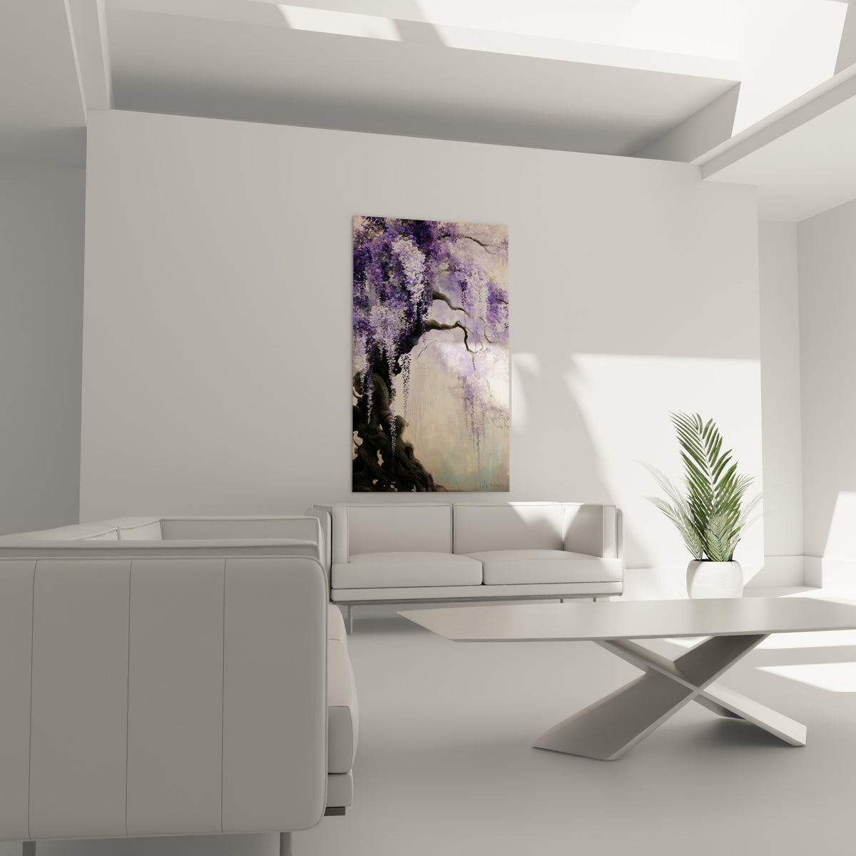Fleurs de glycine violette et crème retombant en cascade au-dessus d'un canapé dans un salon lumineux