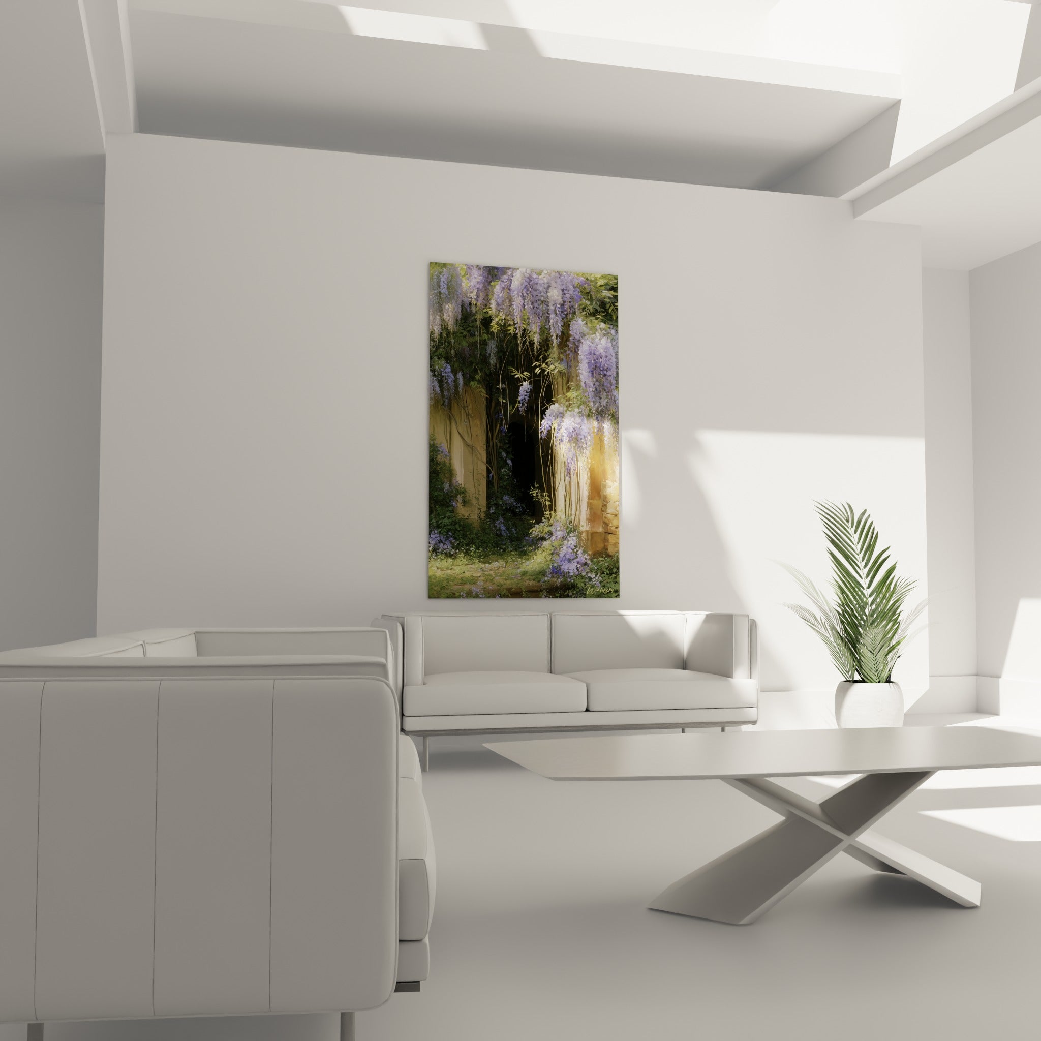 Fleurs de glycine mauve et feuillage vert encadrant une entrée de pierre, au-dessus d'un canapé dans un salon lumineux