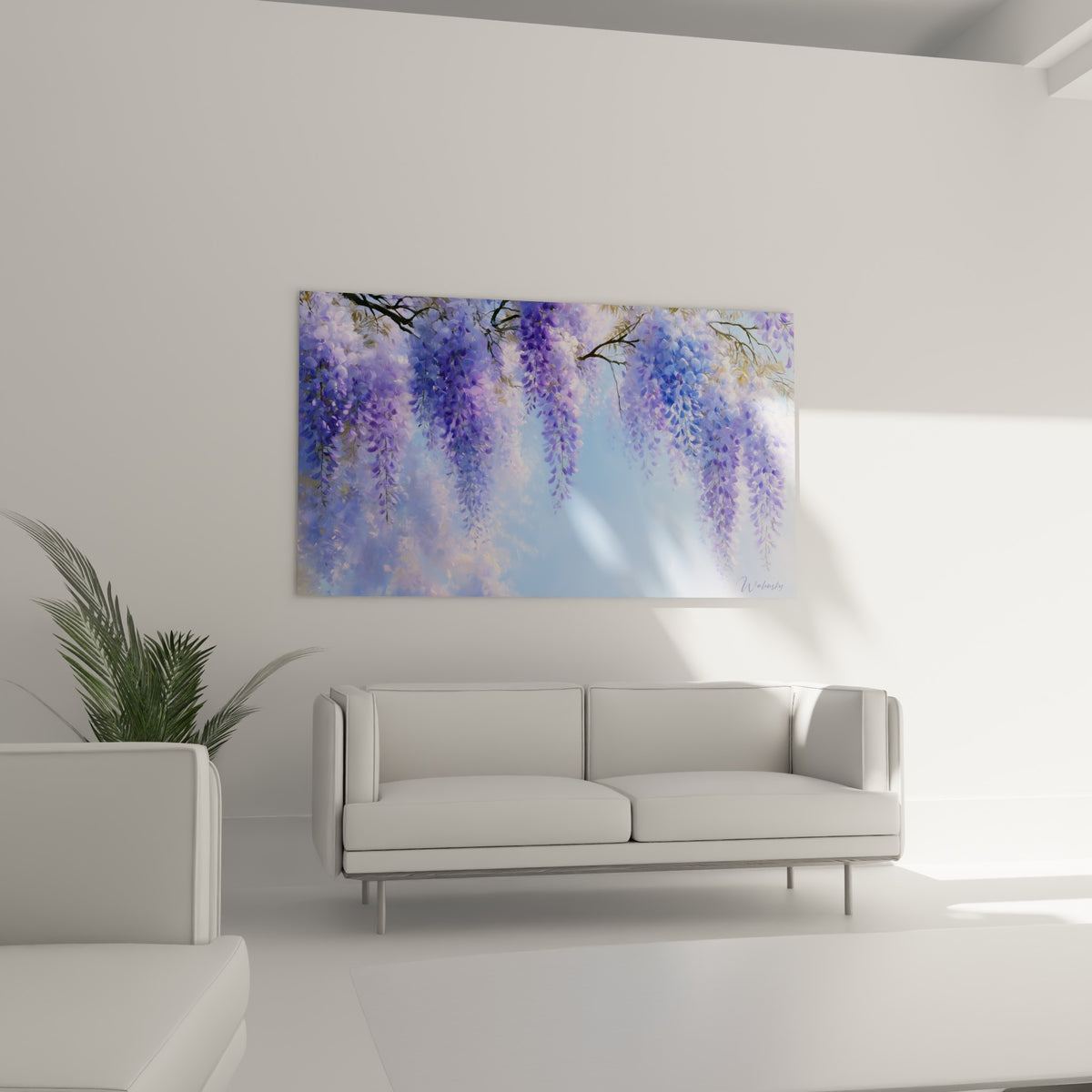 Fleurs de glycine bleu ciel et mauve au-dessus d'un canapé dans un salon lumineux