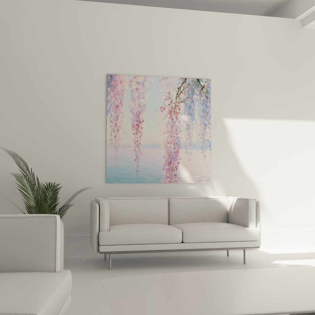 Fleurs de glycine bleu pastel et rose accrochées au-dessus d'un canapé dans un salon lumineux