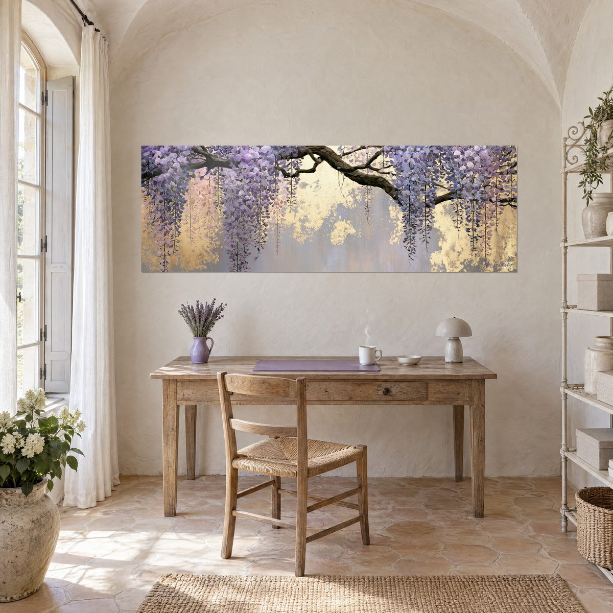 Schilderij bloesemval in lavendel en pruimkleur aan een dikke tak, gouden reflecties op grijs, boven een houten bureau
