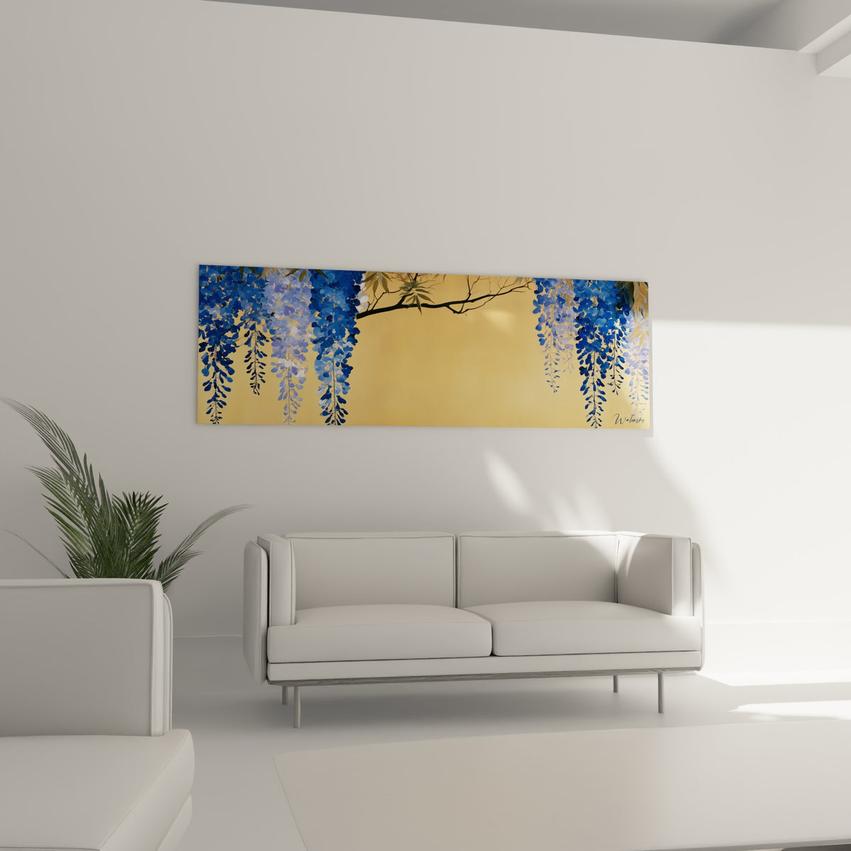 Branche fleurie de glycine bleue et dorée peinte avec finesse, au-dessus d'un canapé dans un salon lumineux