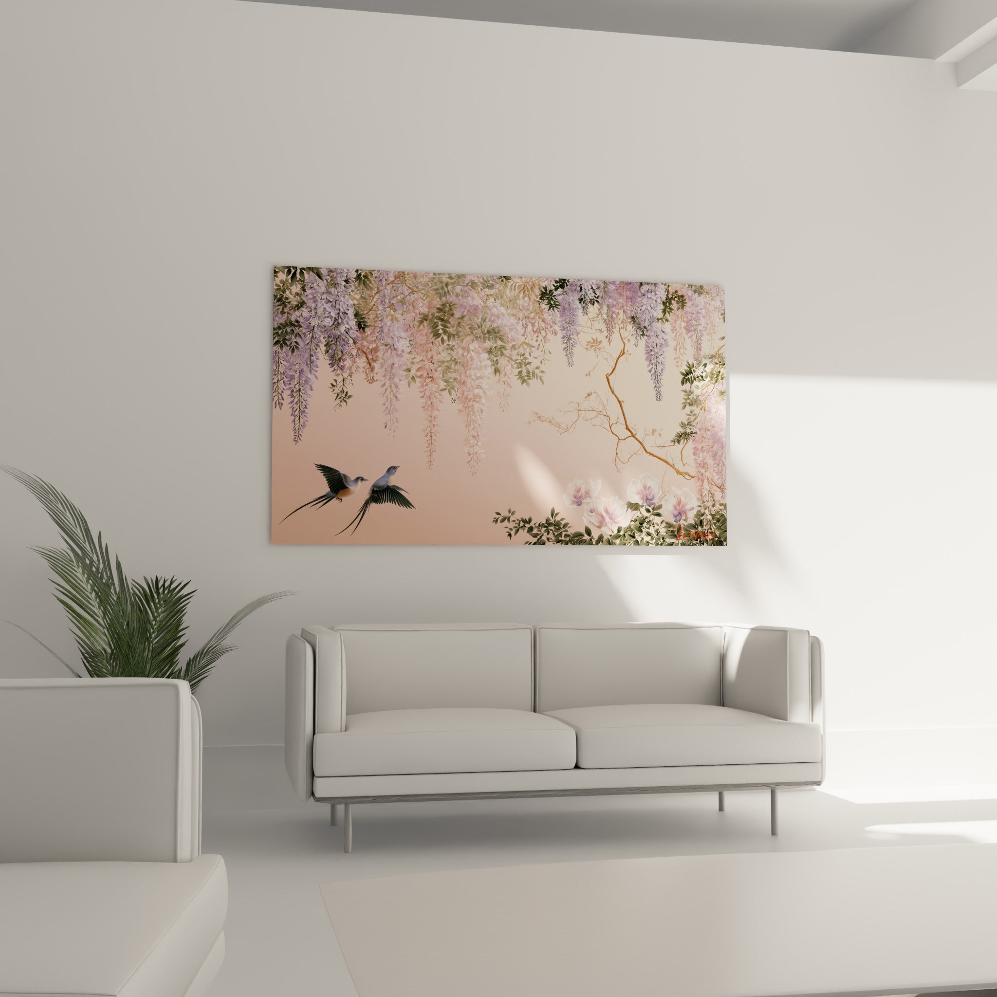 Branches fleuries de glycine mauve et fleurs blanches, tableau au-dessus d'un canapé dans un salon lumineux