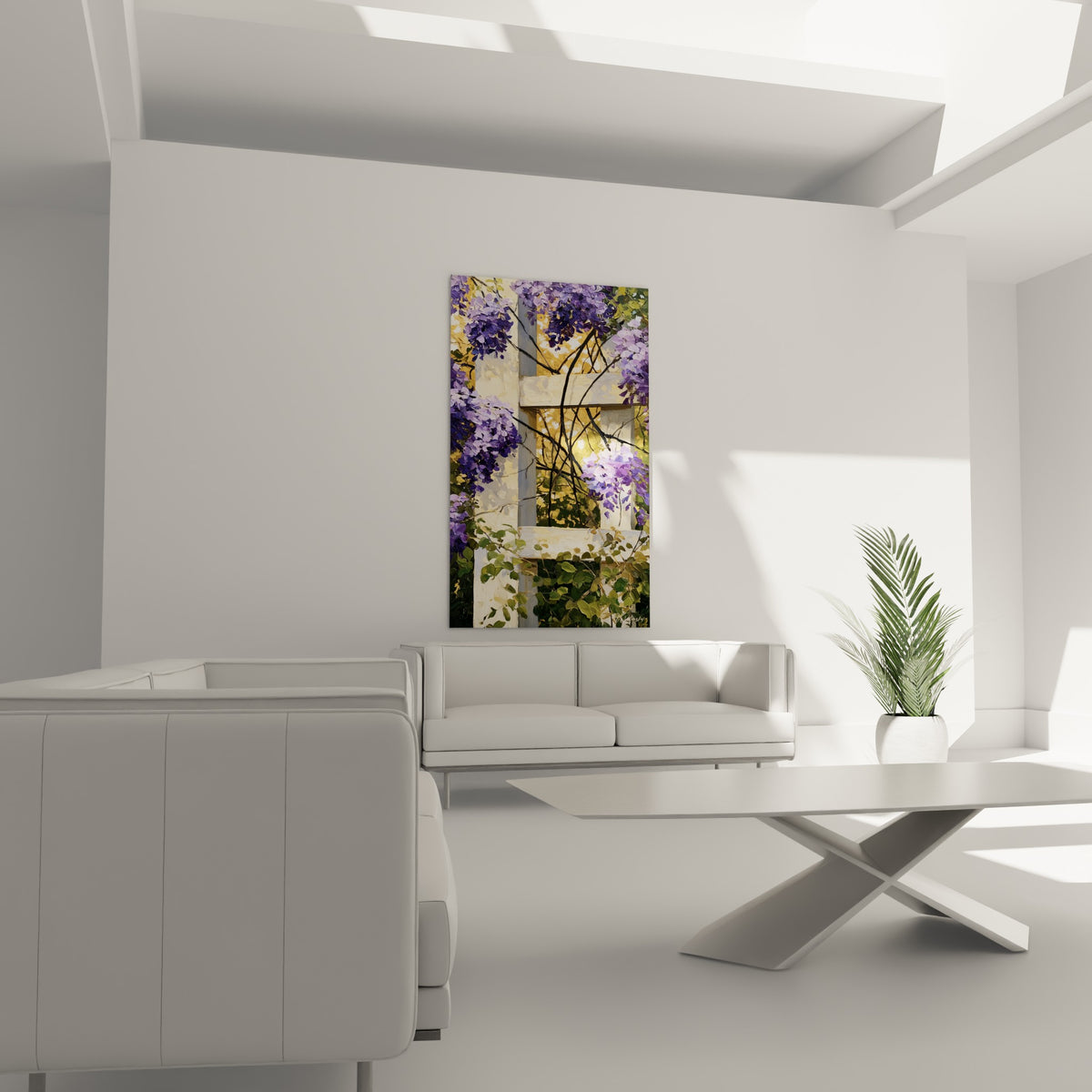 Branches noueuses et fleurs mauves sur fond doré, tableau glycine au-dessus d'un canapé dans un salon lumineux