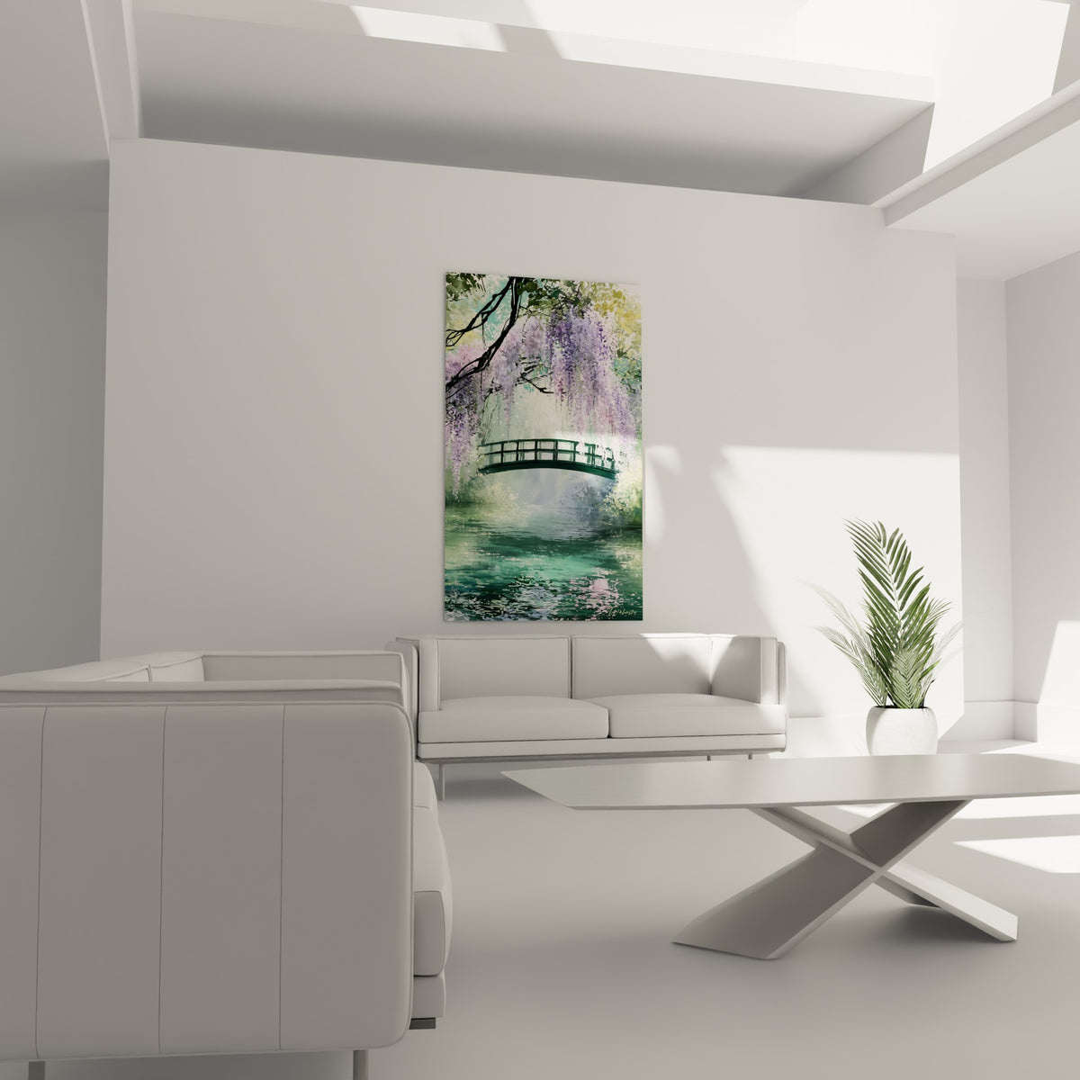 Cascade de fleurs mauves surplombant un étang vert, disposée au-dessus d'un canapé dans un salon lumineux