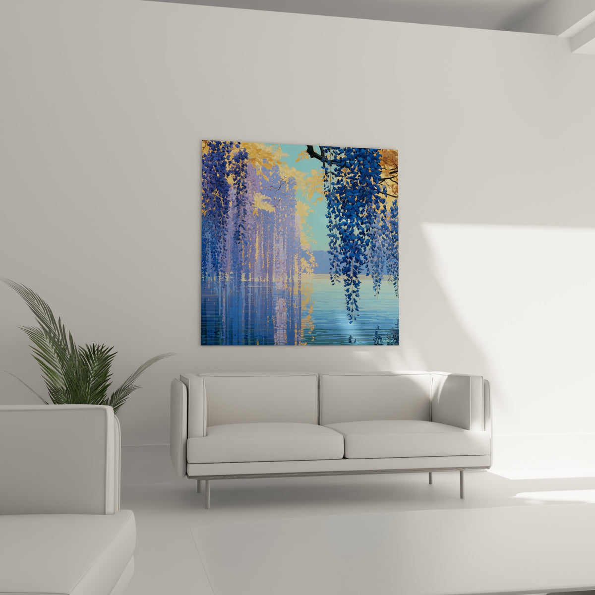 Cascade florale de glycine bleu marine et dorée accrochée au-dessus d'un canapé dans un salon lumineux