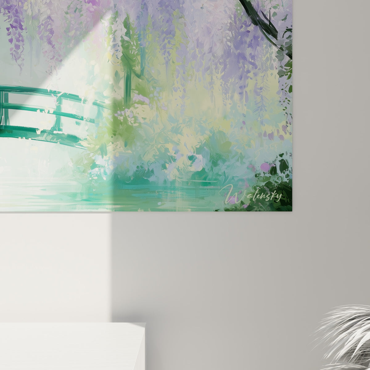 Détail des touches d'aquarelle mauve et verte, grain fondu des grappes de glycine et reflets sur l'eau