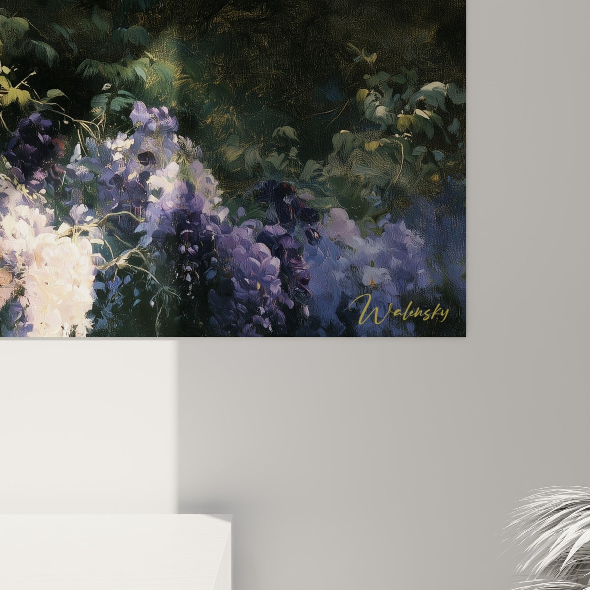Détail des pétales mauve et crème de la glycine, texture peinte et lumière dorée rasante