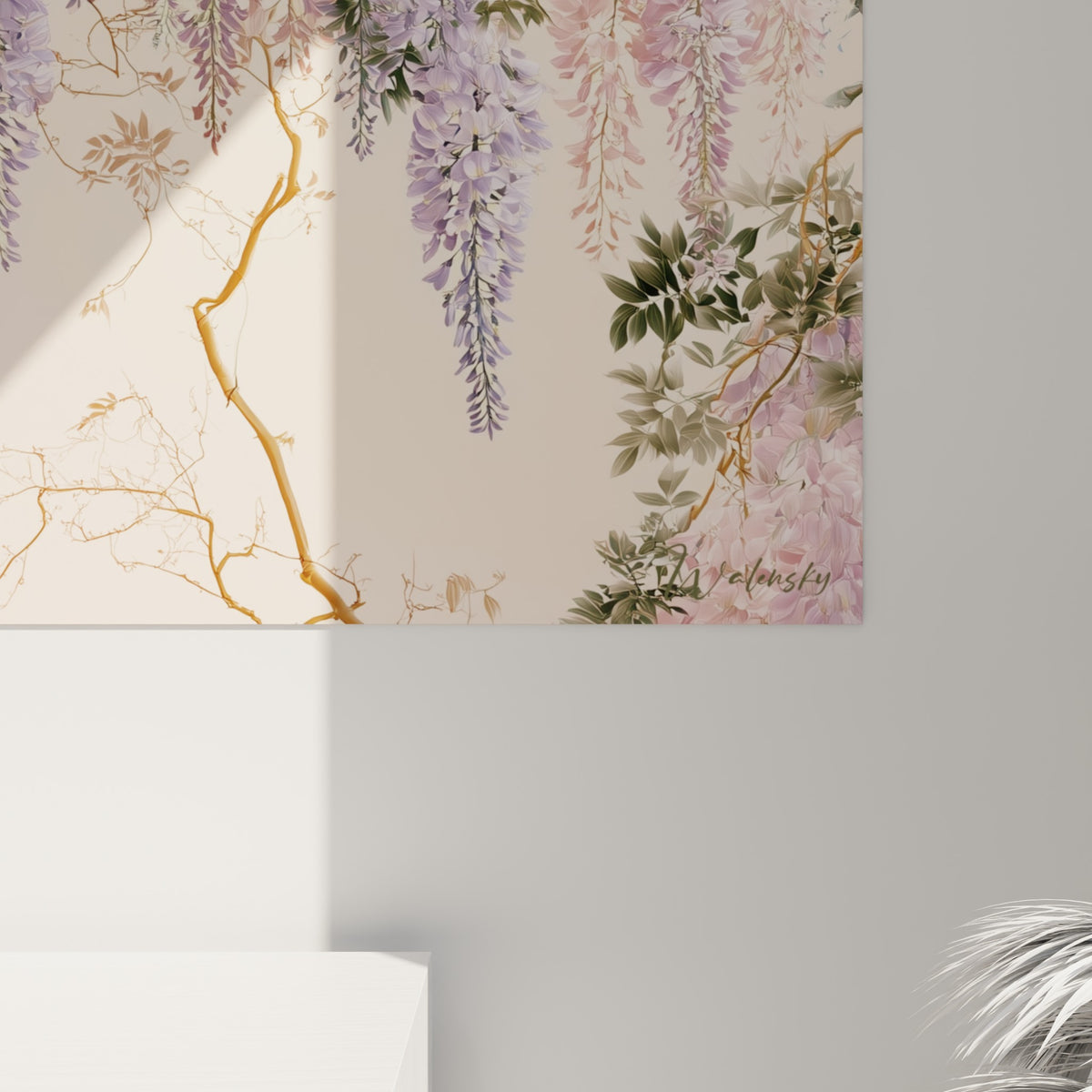 Détail des pétales de glycine rose et violette, grain aquarelle et branches dorées visibles de près