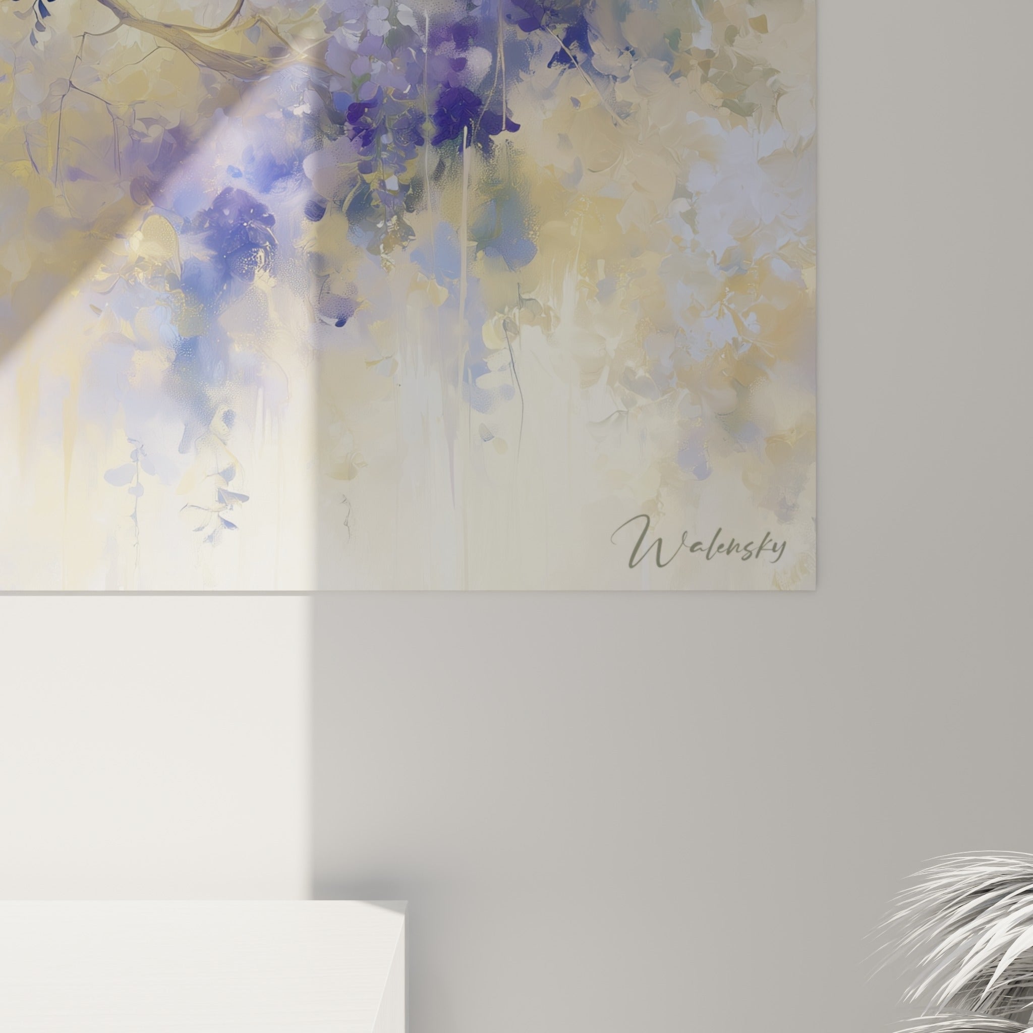 Détail des pétales de glycine où le mauve pastel se fond dans la lumière dorée en textures fluides