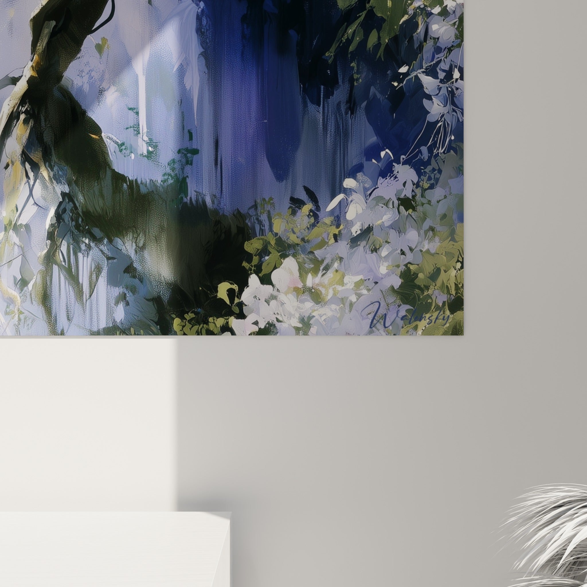 Empâtements mauves et blancs, coulures dorées et grain texturé sur ce tableau glycine accroché