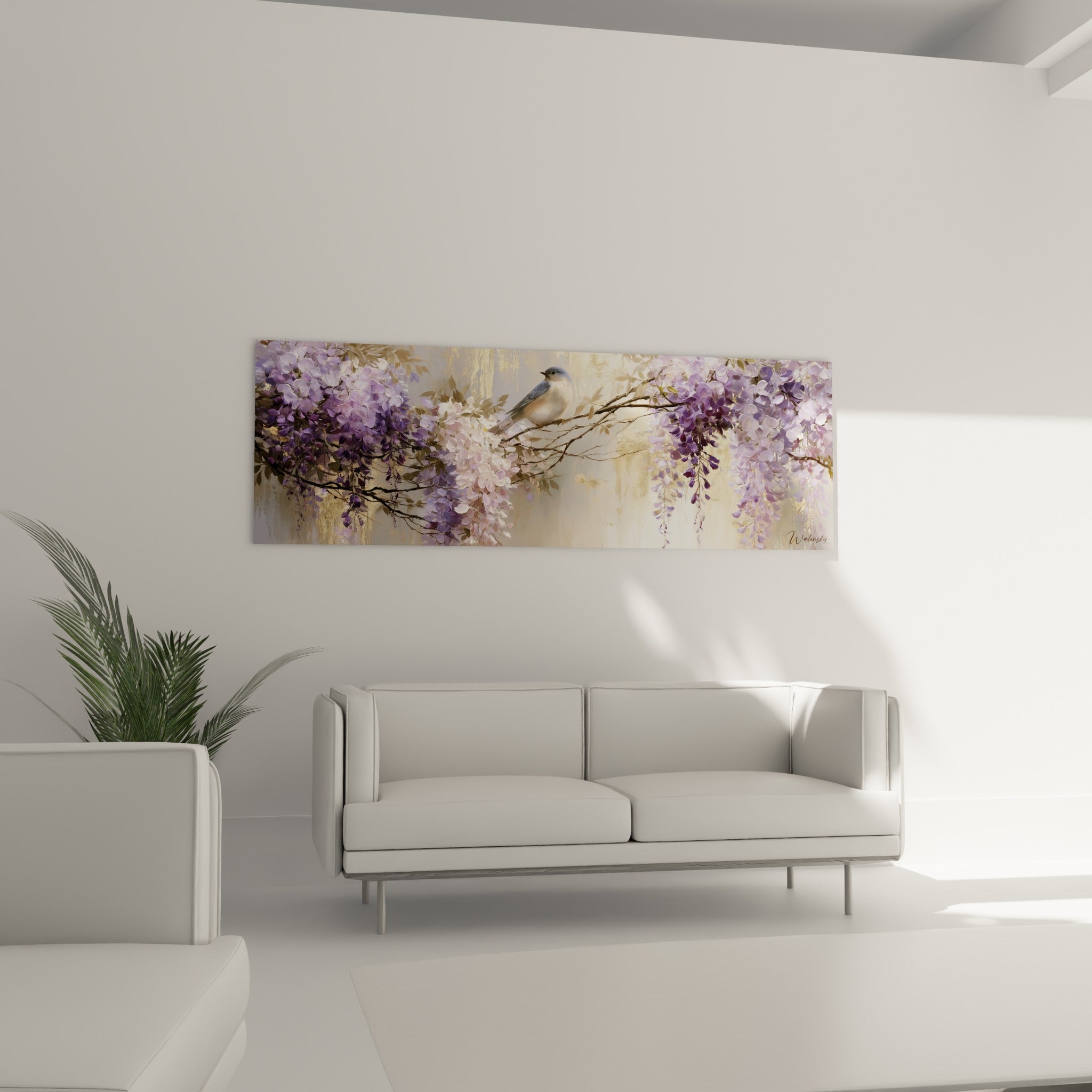Fleurs de glycine violette et blanche avec oiseau au-dessus d'un canapé dans un salon lumineux