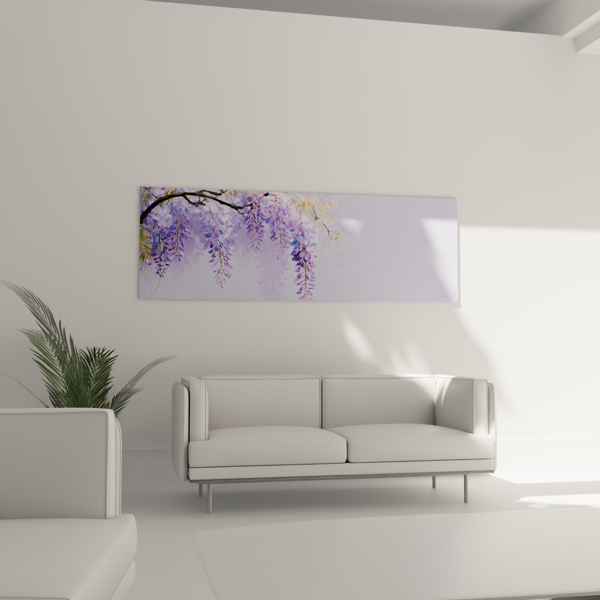 Fleurs de glycine mauve et bleutée au-dessus d'un canapé dans un salon lumineux