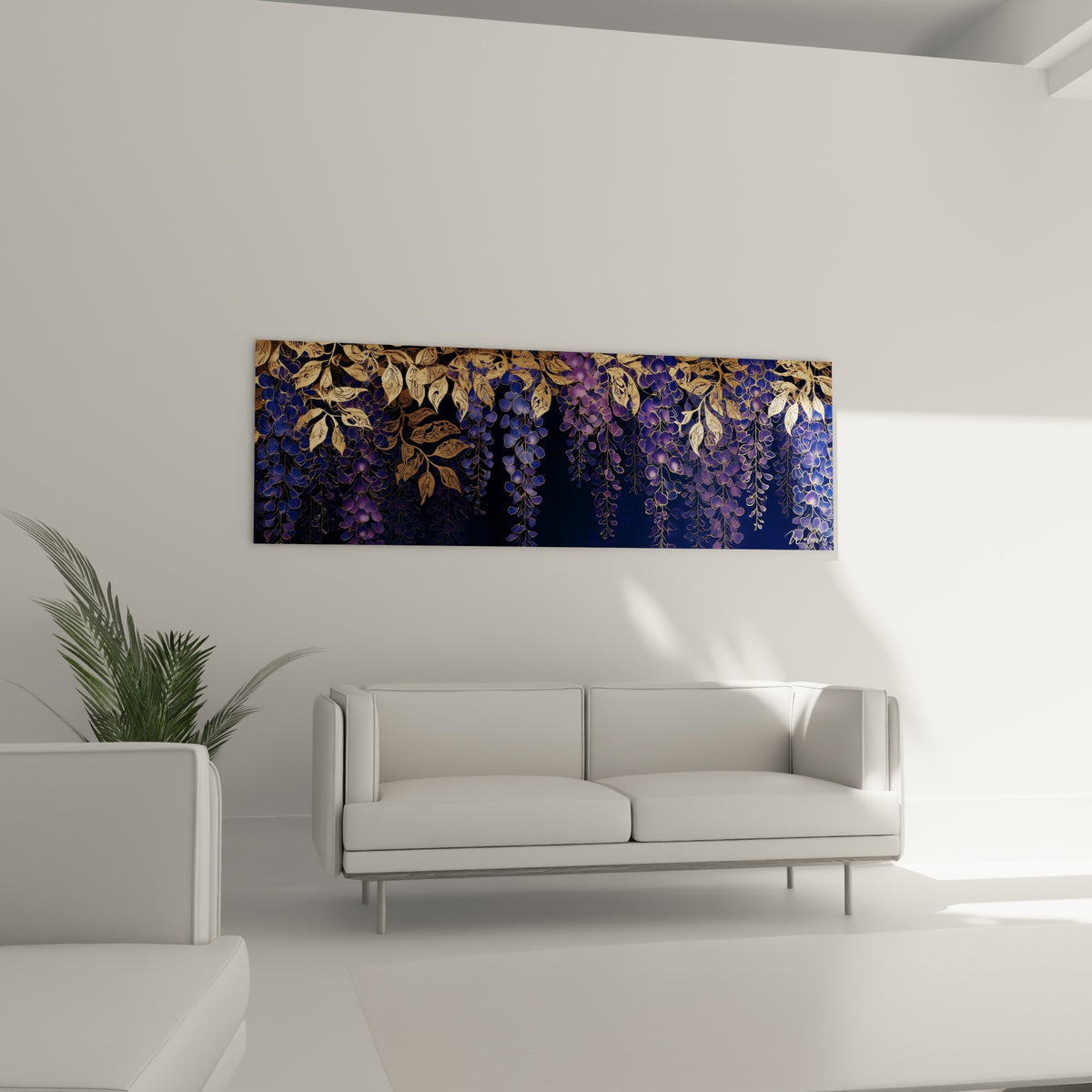 Fleurs de glycine violettes et feuillage doré placés au-dessus d'un canapé dans un salon lumineux
