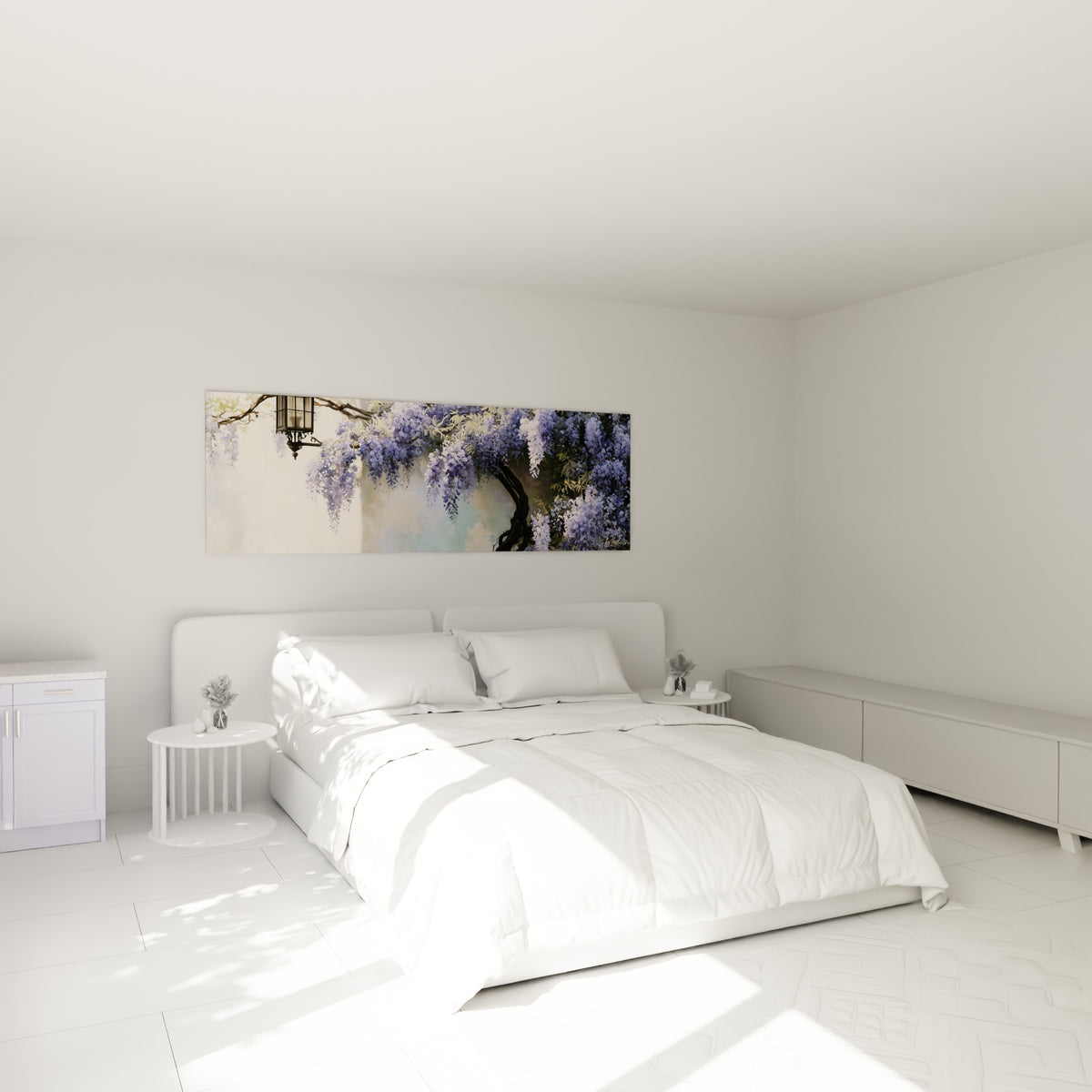 Grappes de glycine mauve suspendues au-dessus d'un lit dans une chambre claire